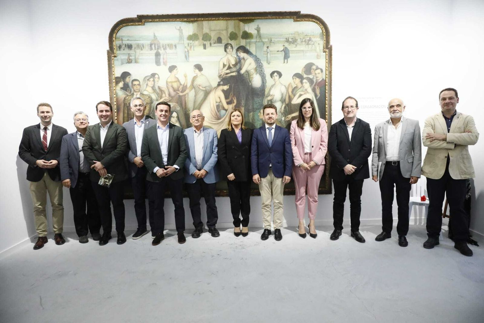 Autoridades ante el espectacular lienzo de Romero de Torres en el Museo Ibáñez.