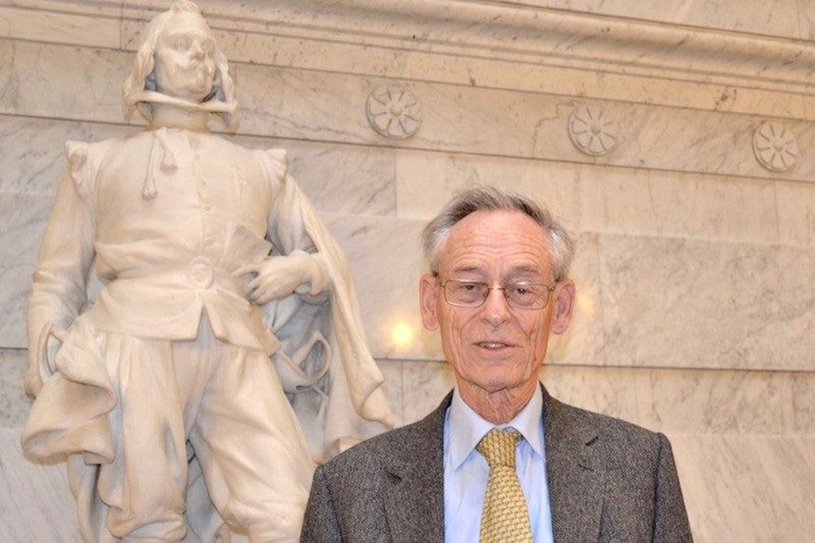 El historiador hispanista inglés John H. Elliott dona una vista de Alameda al Museo de Bellas Artes.