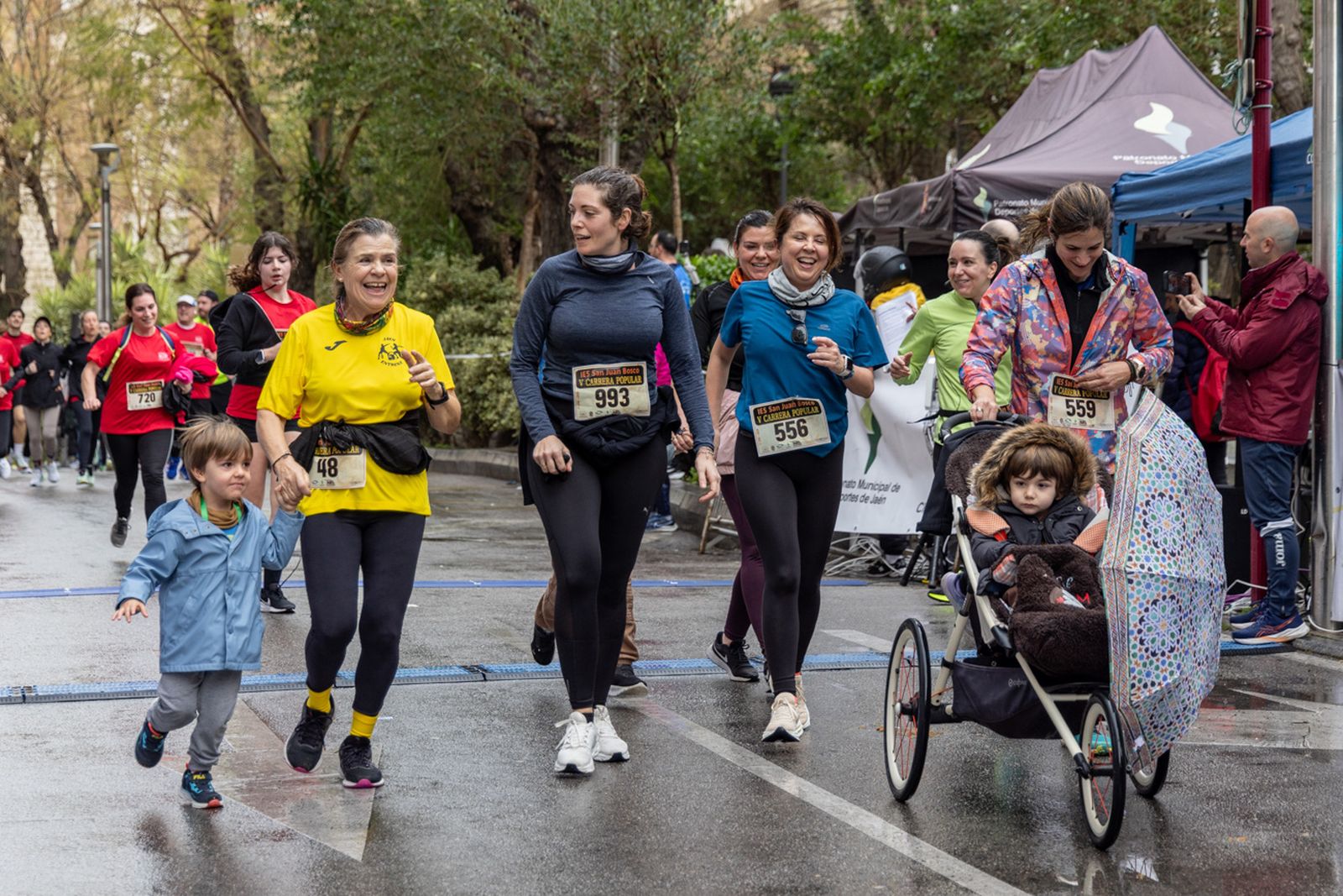 En imágenes: la lluvia no frena a más de un millar de corredores en la V Carrera Popular del IES San Juan Bosco (2)