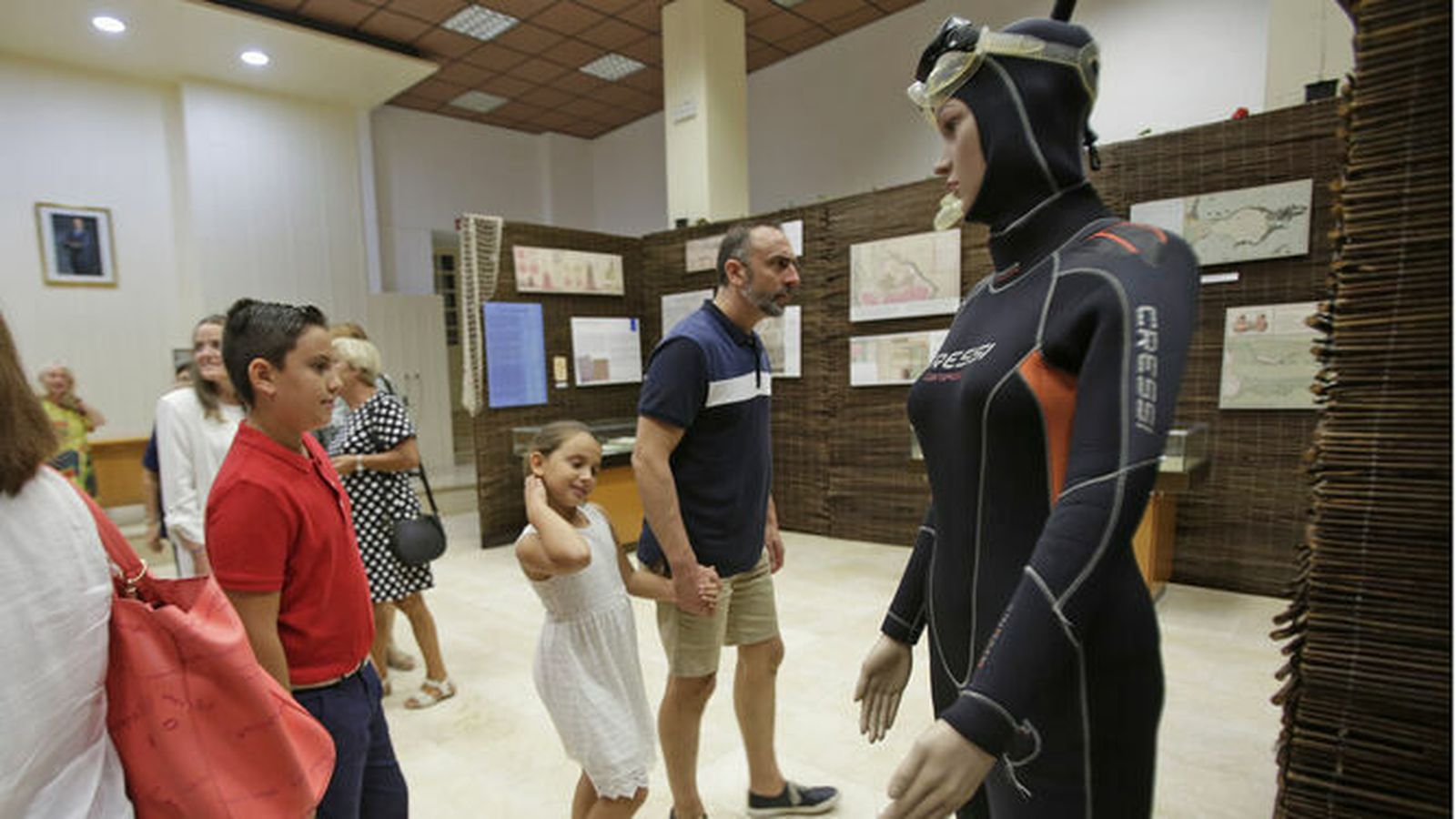 Uno de los expositores de la muestra 'La Caleta: entre la tierra y el mar', en el Archivo Histórico Provincial.