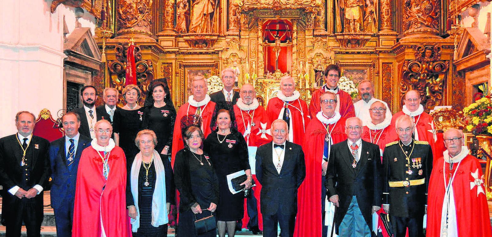 Los miembros  de la Real y Benemérita  institución de Caballeros Hospitalarios de San Juan, tras finalizar la ceremonia religiosa oficiada por el padre Jesús Zurita en la iglesia de Santiago, con motivo de la festividad de San Juan.