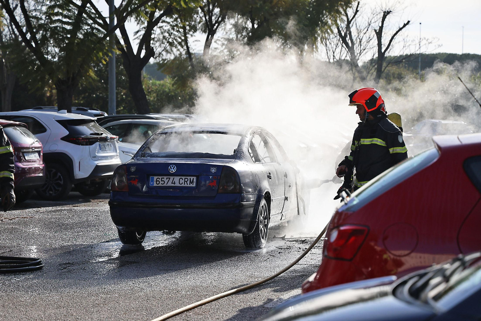 Imágenes del incendio de un vehículo en el Hospital Juan Ramón Jiménez