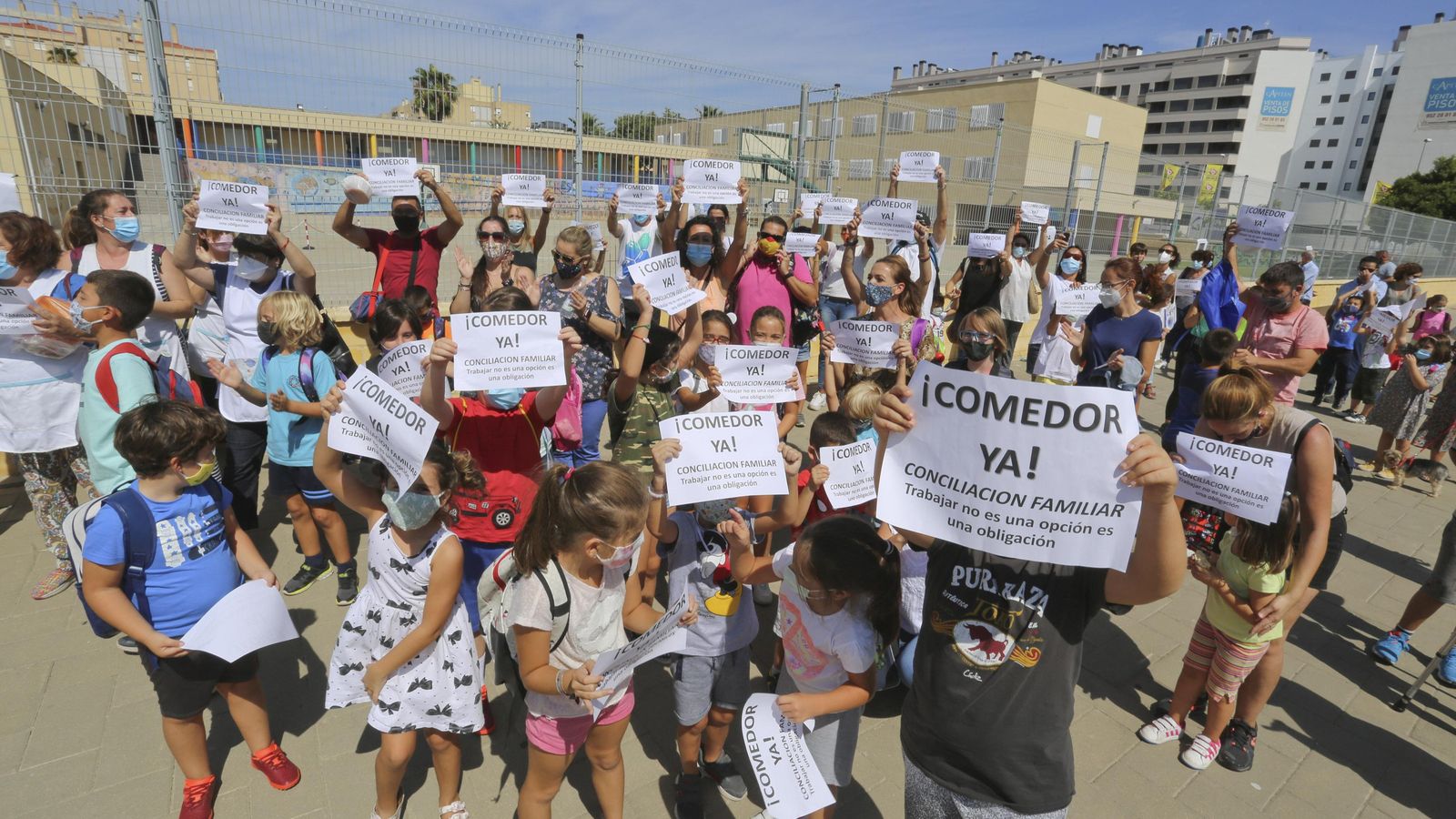Escolares y familias muestran carteles con el lema 'Comedor ya'.