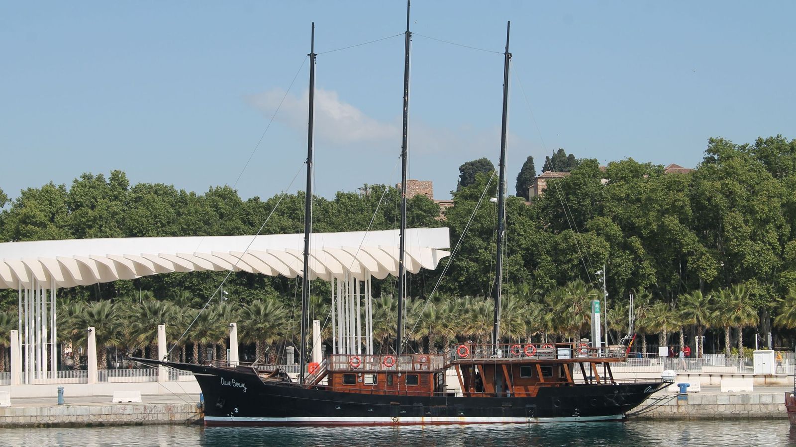 Goleta de tres mástiles 'Anne Bonny' atracada en el puerto de Málaga