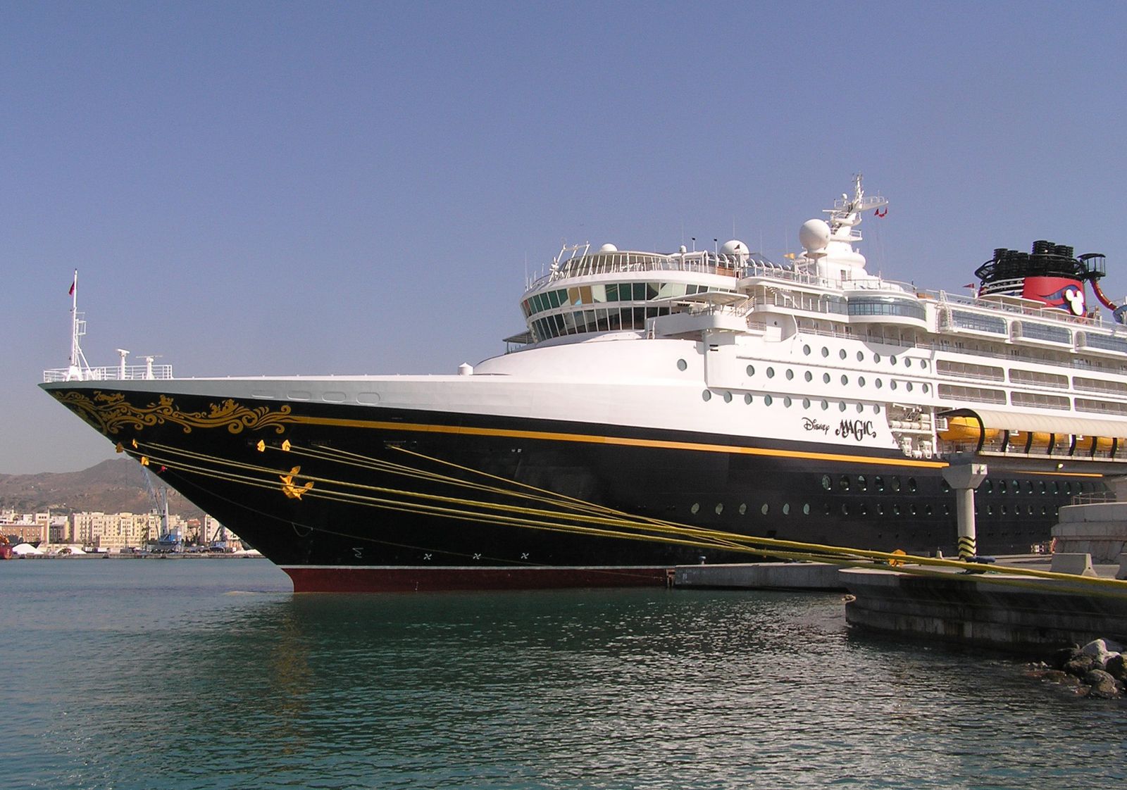 El 'Disney Magic' atracado en el muelle norte de la estación de Levante.