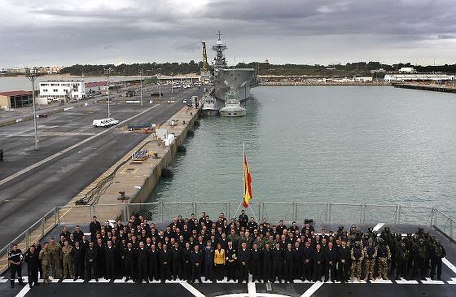La ministra Chacón despide en Rota al ´Patiño´, que se incorpora a la operación Atalanta en aguas de Somalia.   Foto: Borja Benjumeda
