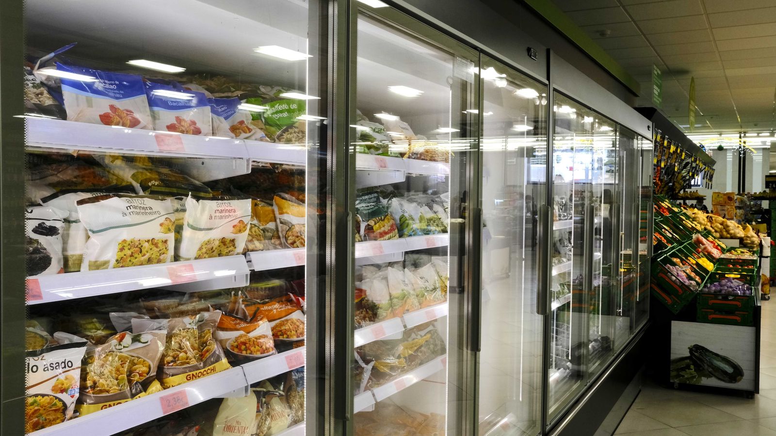 Cierres con puertas en la zona  de congelados.