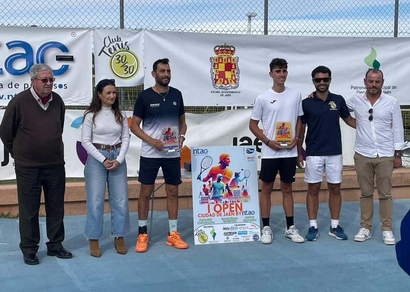Foto de familia tras la entrega de premios del torneo.