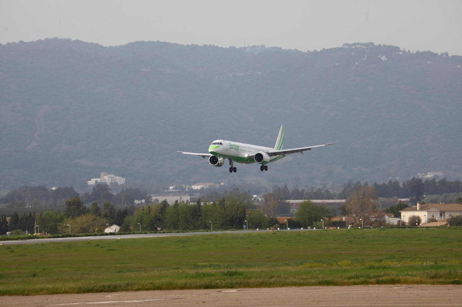 El aeropuerto de Córdoba recibe el primer vuelo de Binter desde Canarias, en imágenes
