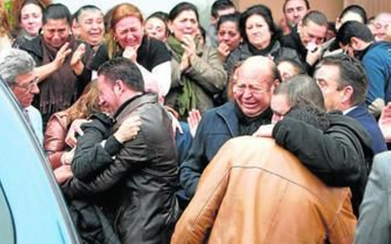 Manuel Moneo y el resto de familiares despiden con muchísimo dolor a Juan Moneo 'El Torta'.