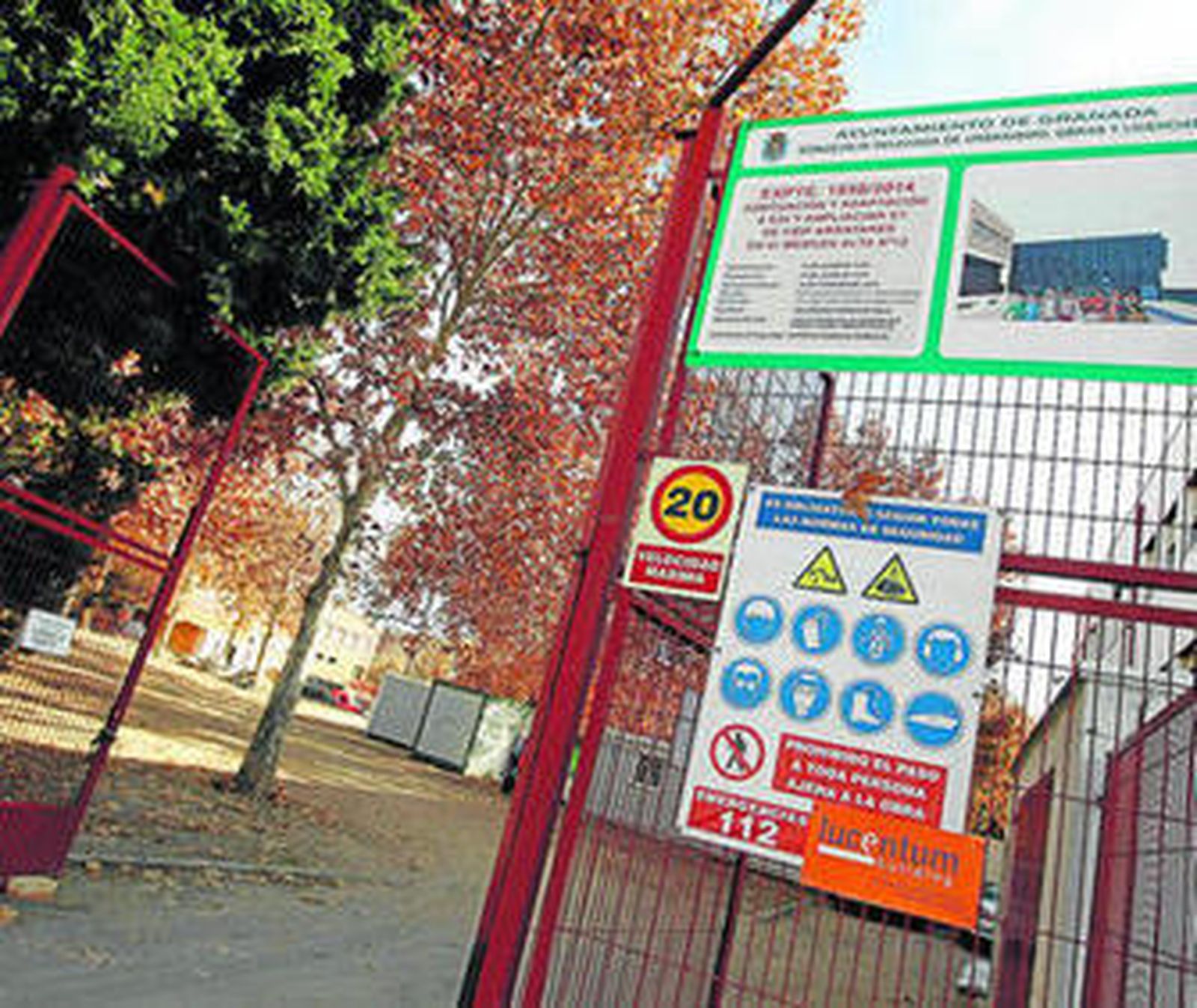 Cartel a la entrada de la obra en el CEIP Arrayanes.