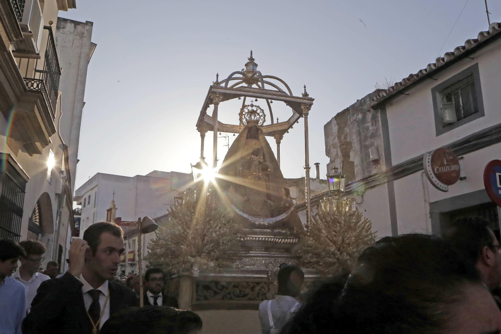 Nuestra Señora de la Merced recorriendo su calle en la procesión del año 2017.