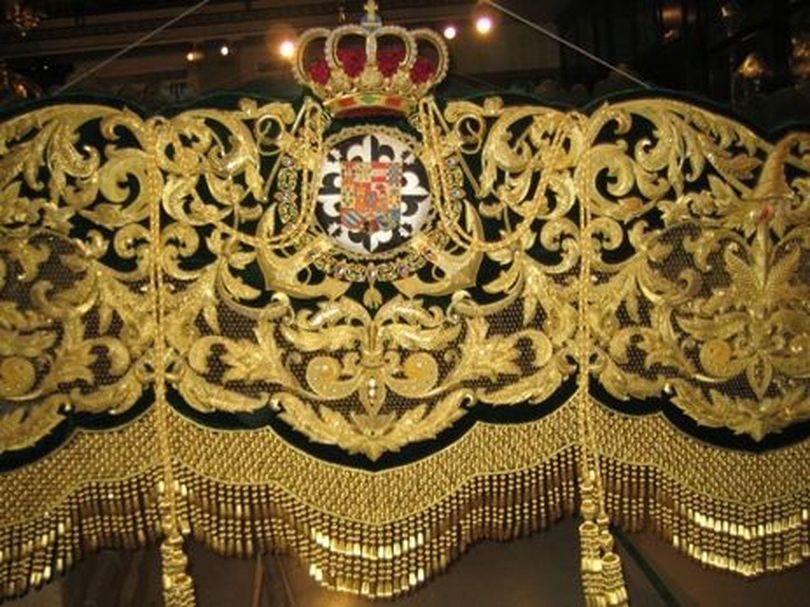 La Esperanza estrena las morilleras del palio