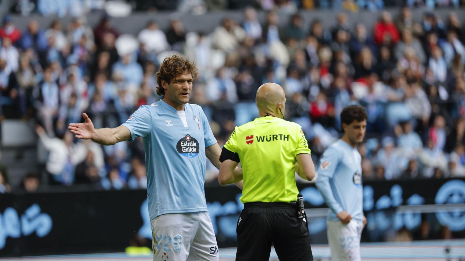 Marcos Alonso se queja al ser expulsado por González Fuertes.