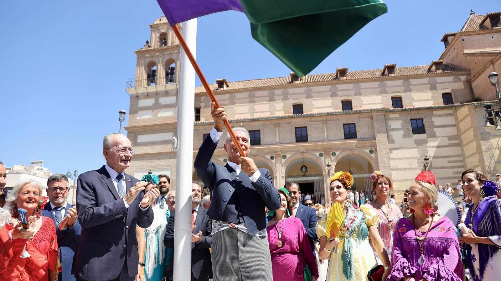 La salida de la Romería de la Feria de Málaga, rumbo al Santuario de la Victoria, en fotos