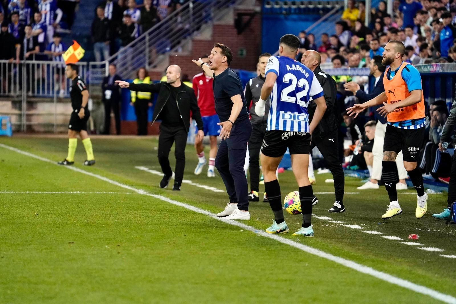 Luis García Plaza se desgañita en la banda.