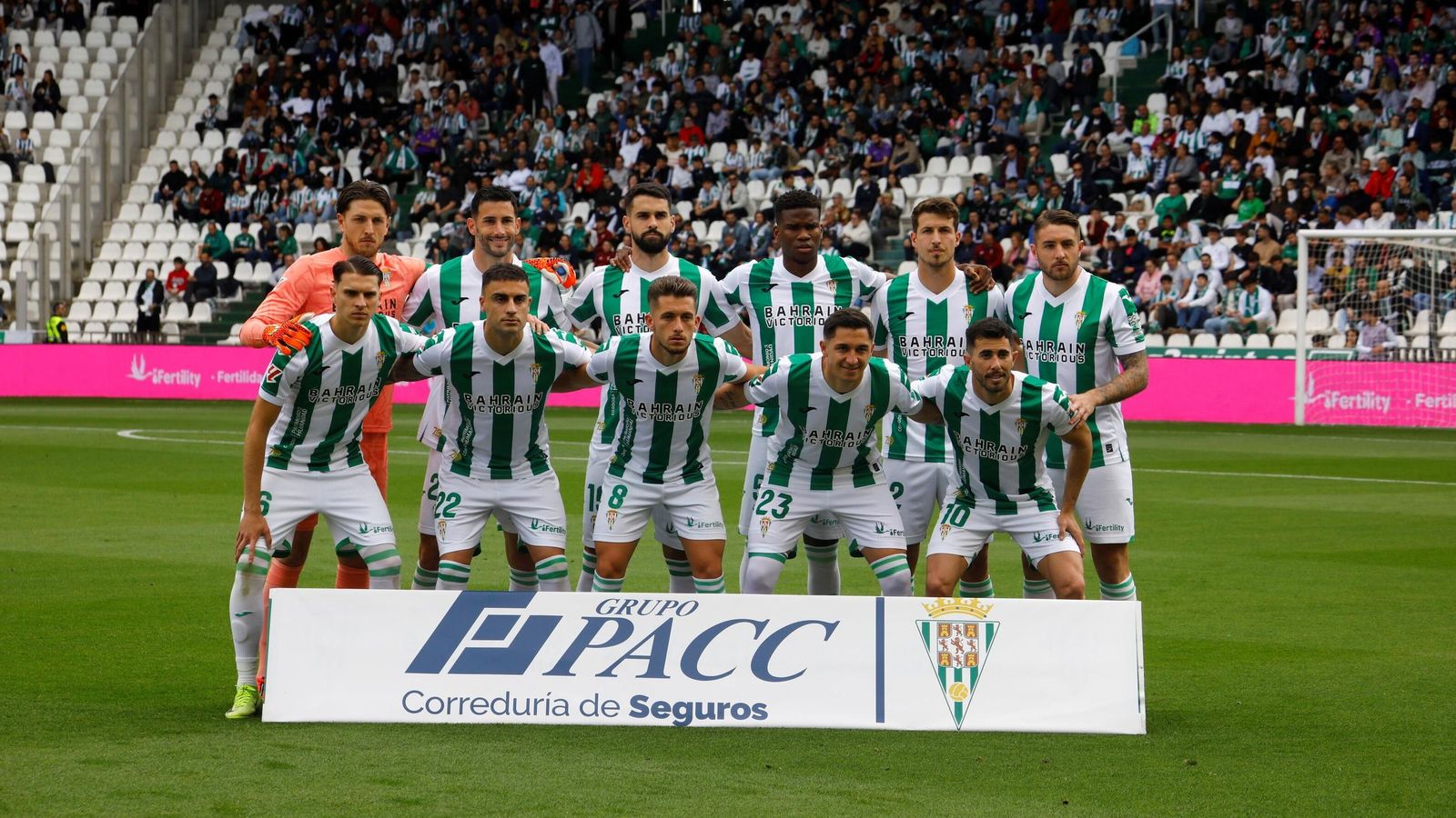 Once presentado por el conjunto blanquiverde, con el almeriense como capitán, durante el choque frente al Real Oviedo.