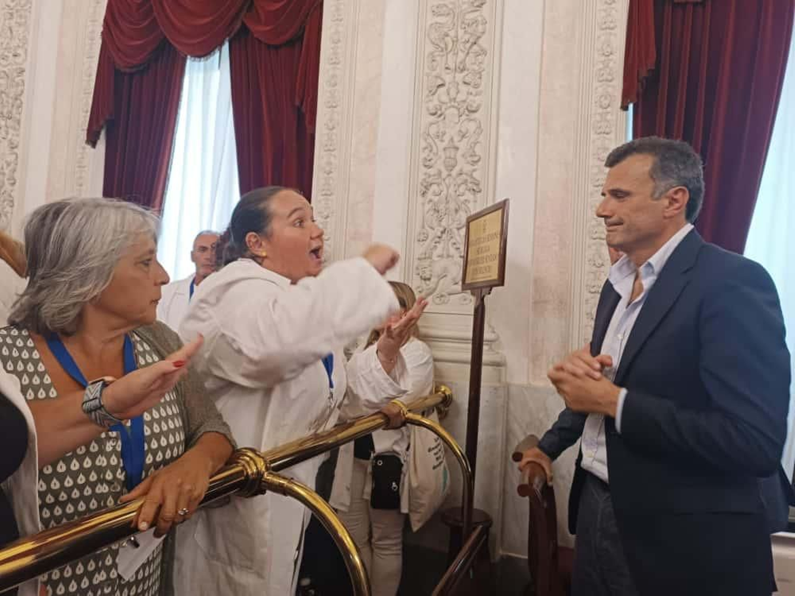 El alcalde de Cádiz habla con las trabajadoras de Ayuda a Domicilio que han acudido al pleno de septiembre.