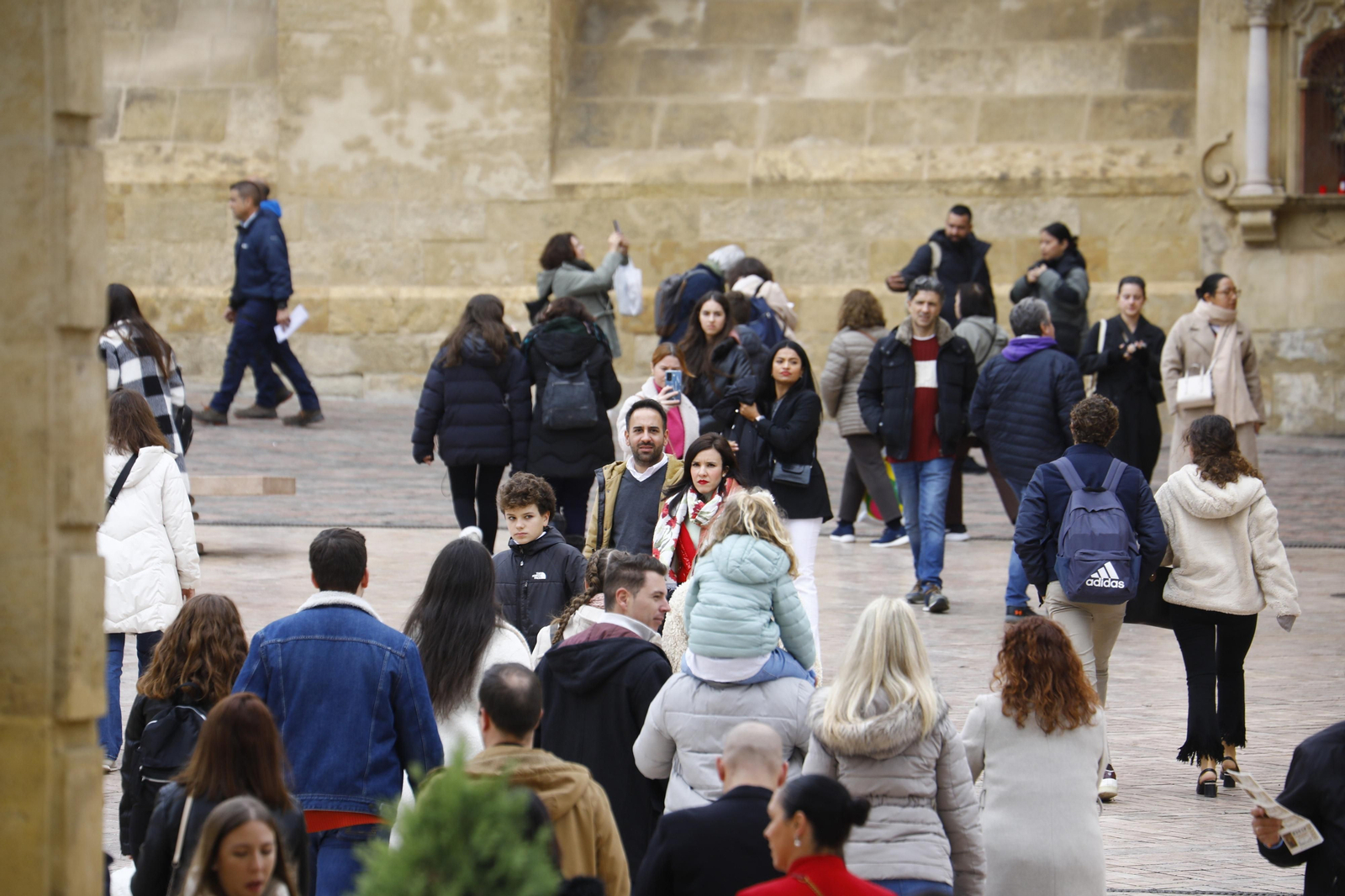 Los turistas abarrotan Córdoba por el Día de la Constitución, en imágenes