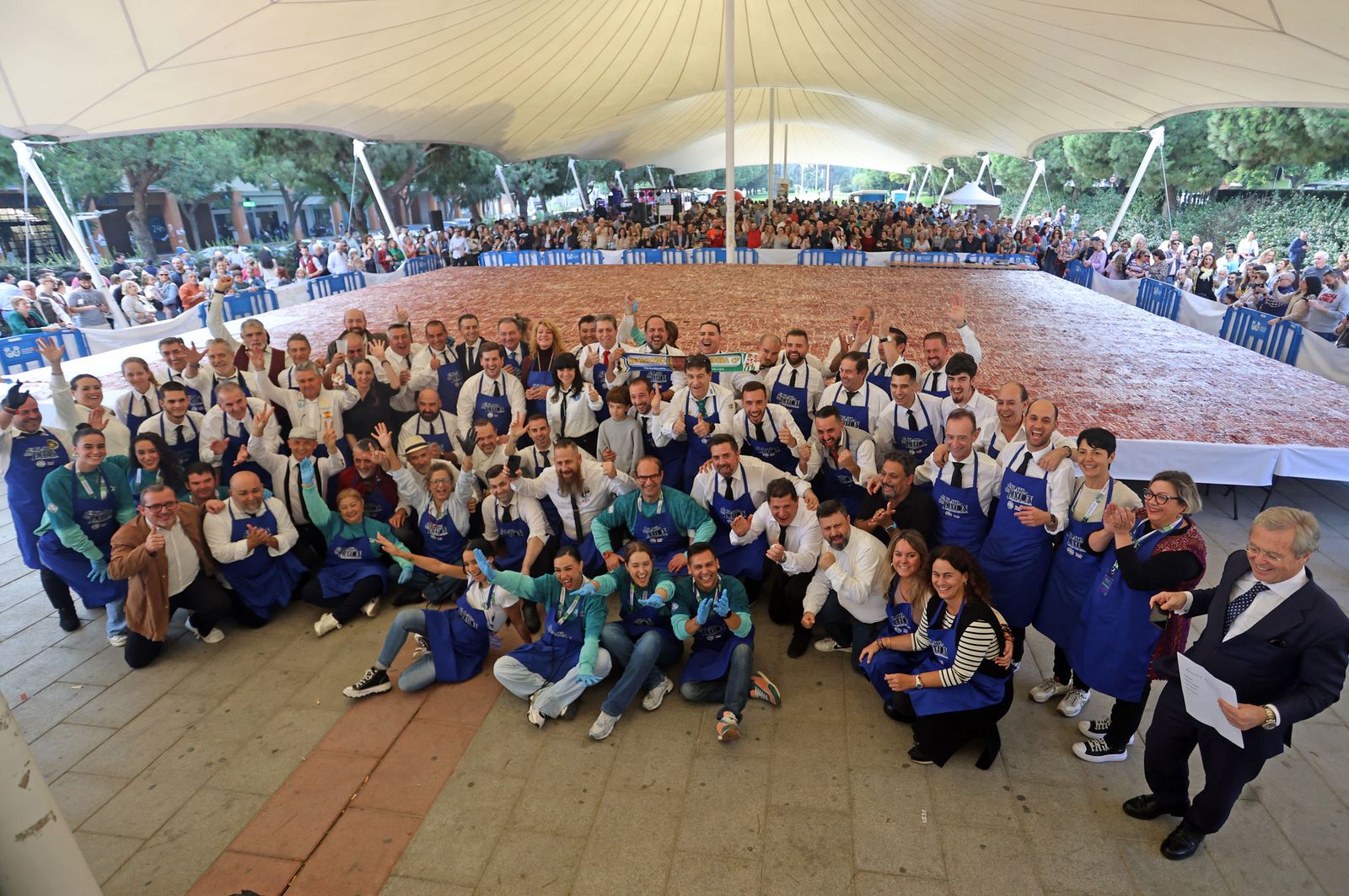 Huelva consigue el récord Guinness con el plato de jamón más grande del mundo, en imágenes