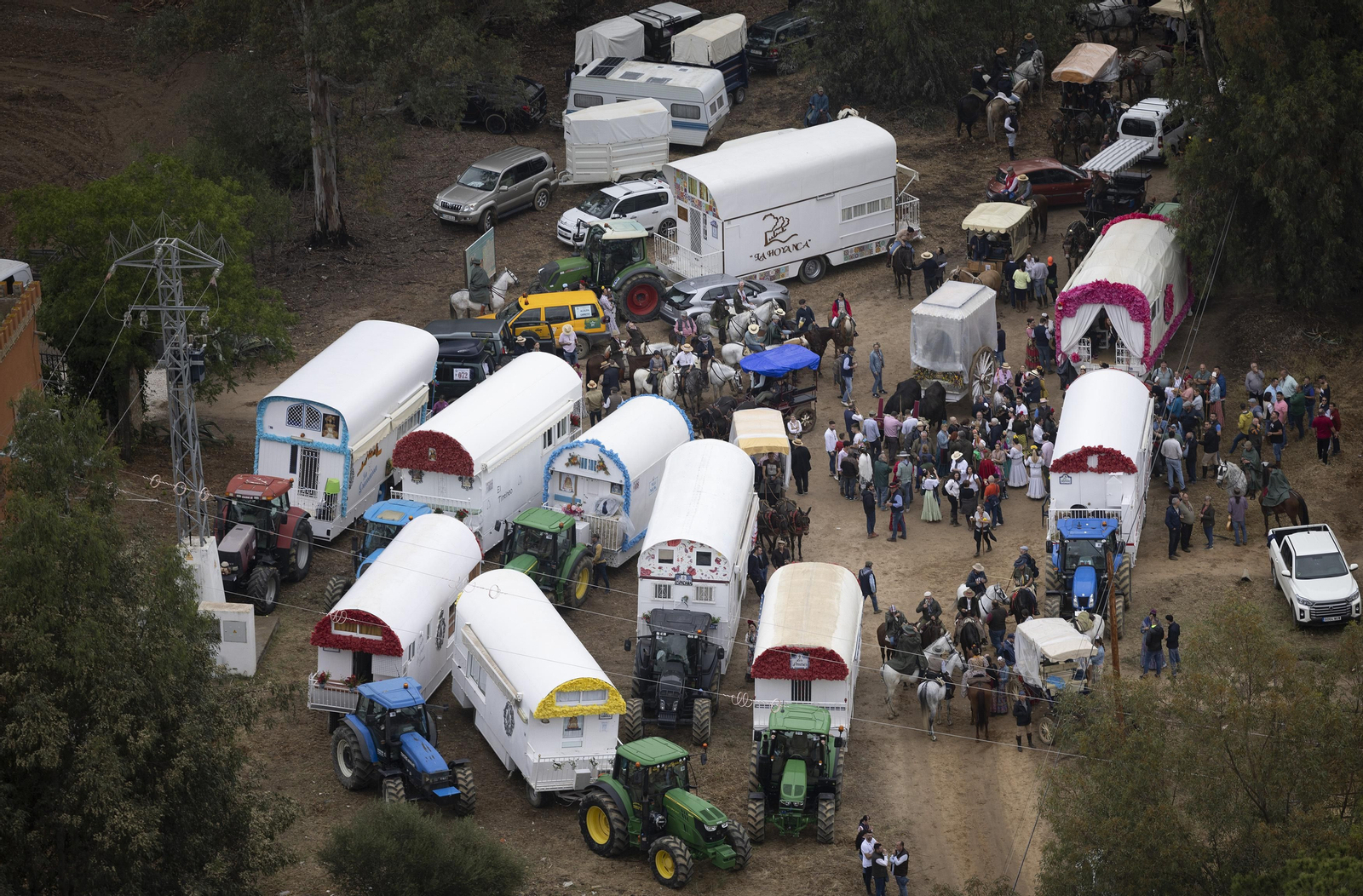 Las impresionantes fotos del camino del Rocío, desde el helicóptero de la Guardia Civil