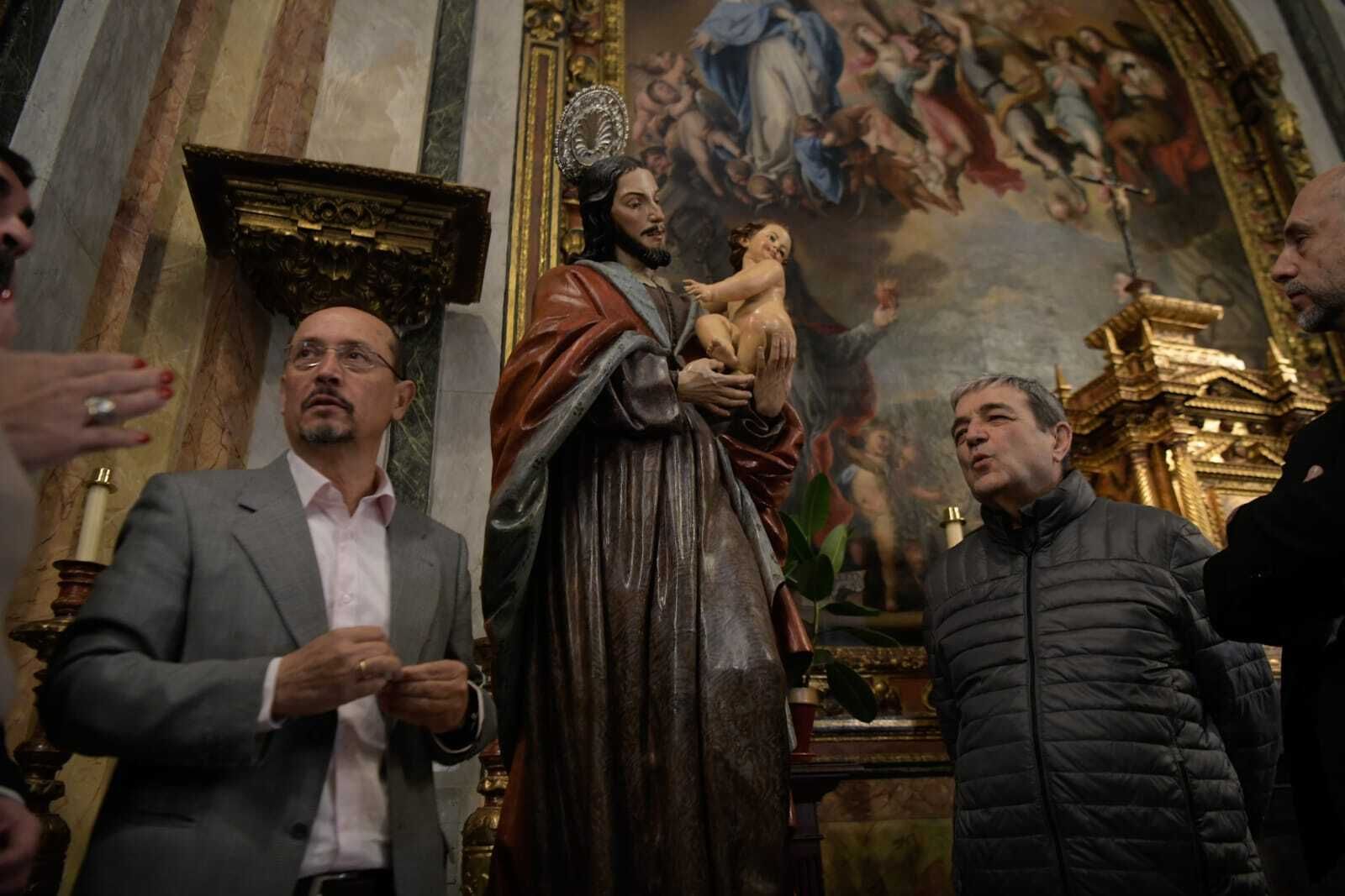 Fernando Egea, ante la imagen de San José restaurada