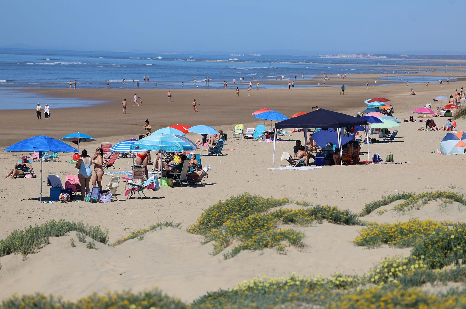 Imágenes del ambiente en las playas de Huelva durante la mañana