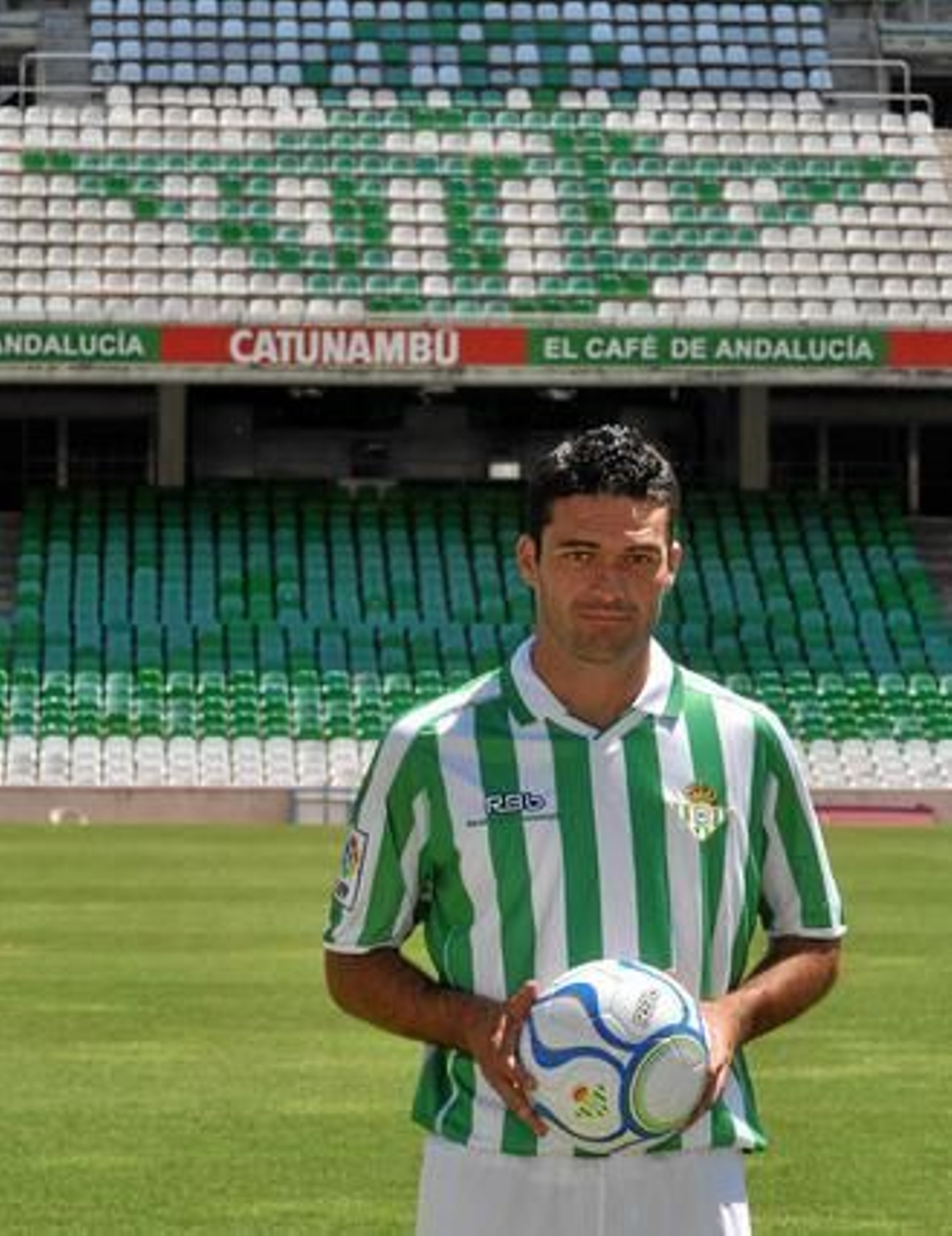 Jorge Molina toca balón en su presentación como nuevo jugador del Betis.

Foto: Manuel Gómez