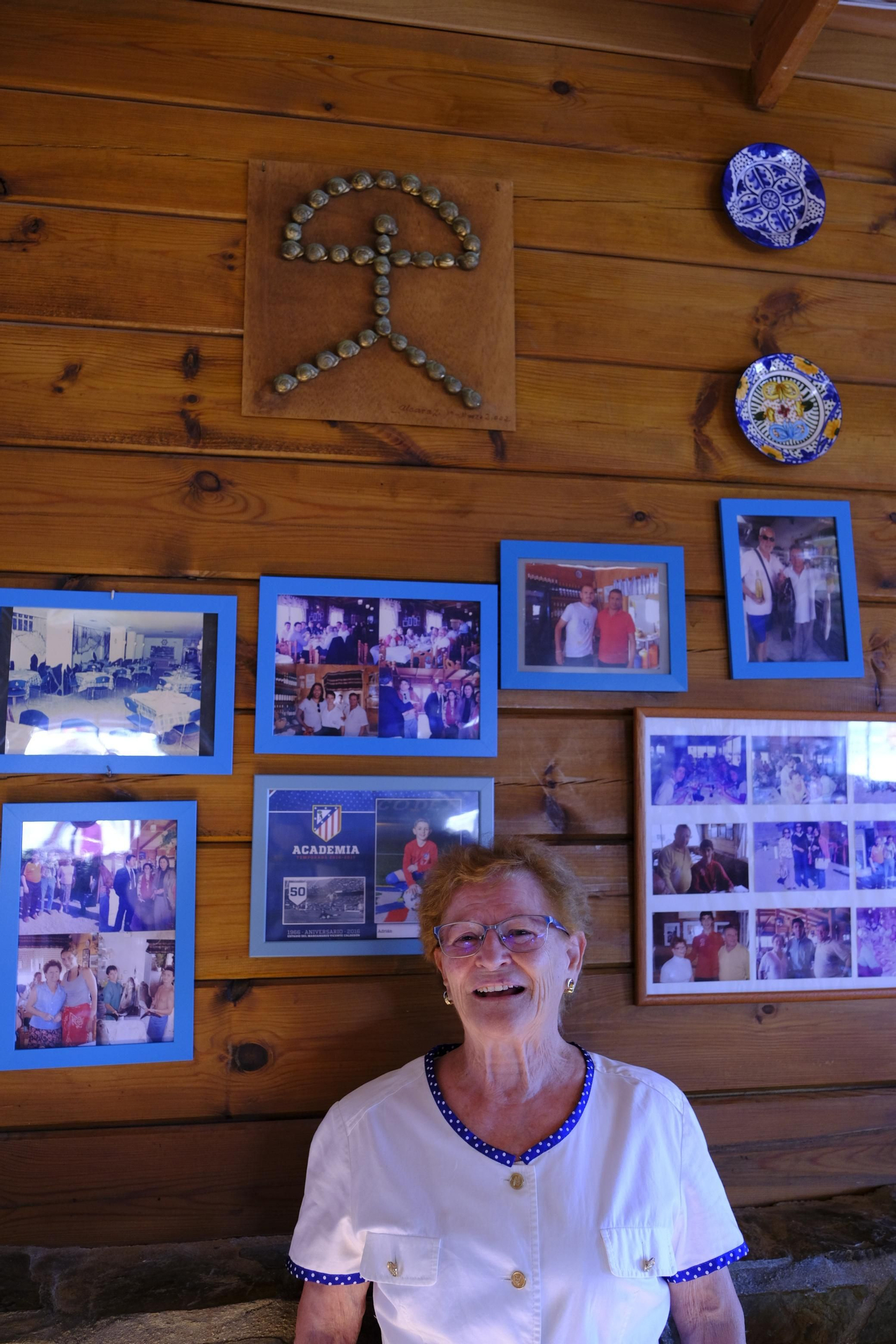 María Rodriguez debajo del Indalo de caracoles, regalo de su tío Francisco Alcaraz