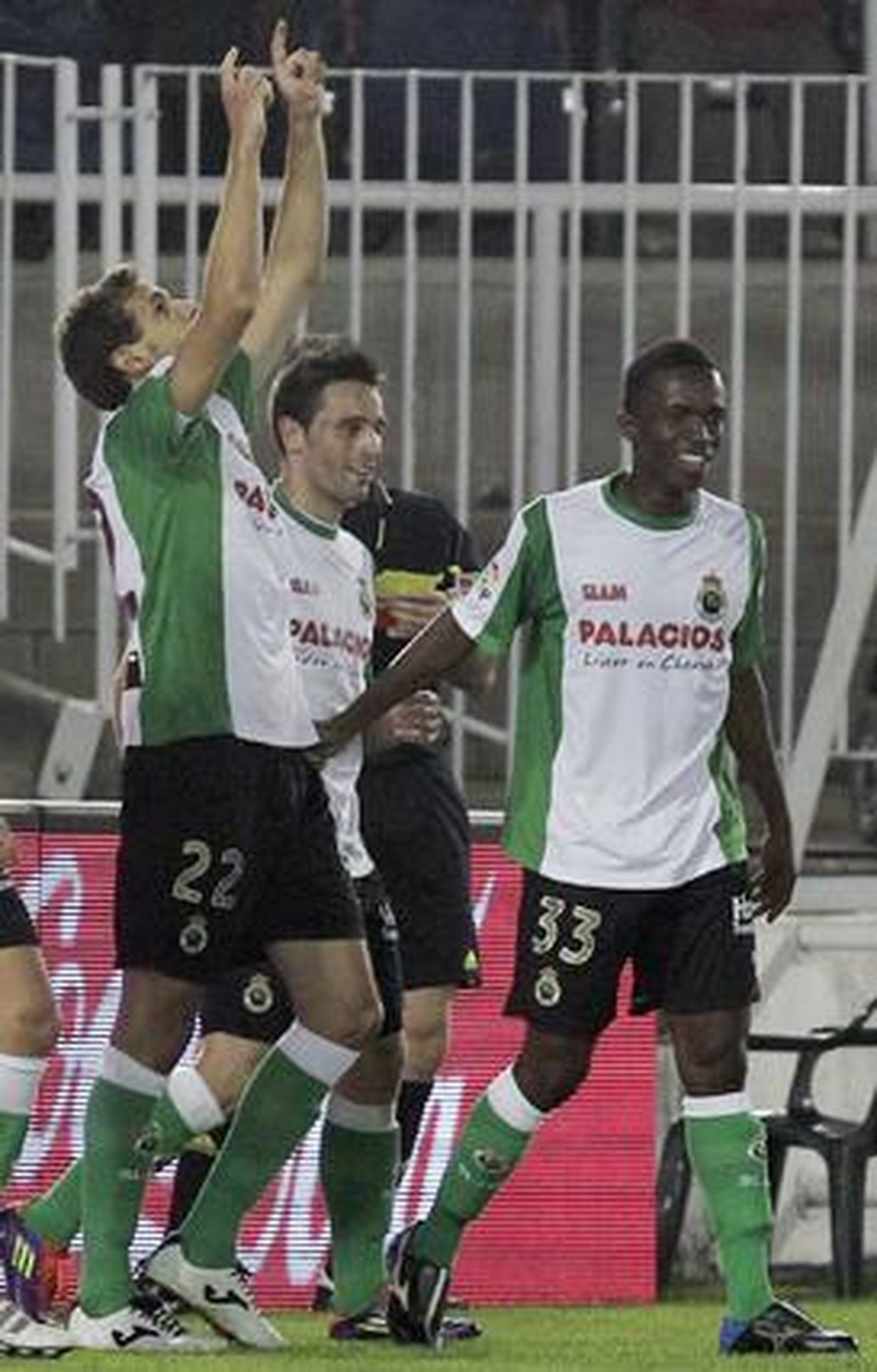 El Betis acumula su sexta derrota seguida tras caer con el Racing en Santander (1-0). / EFE