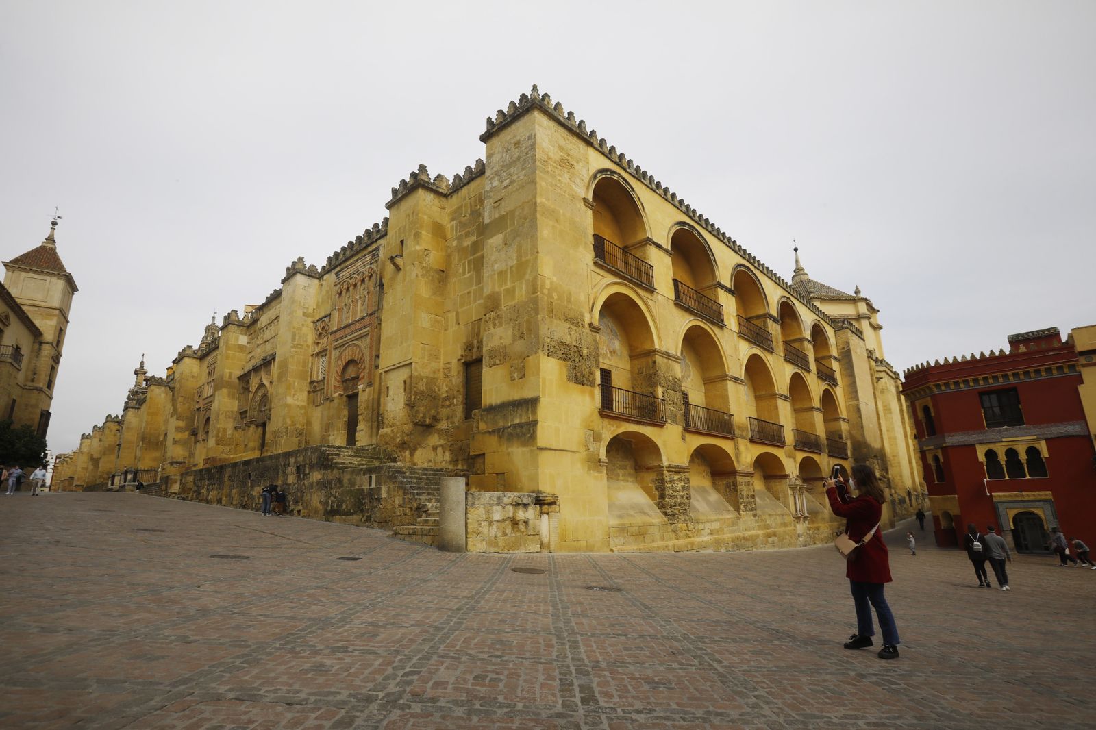 El buen tiempo llena las calles y terrazas en el primer día del Puente de Andalucía en Córdoba