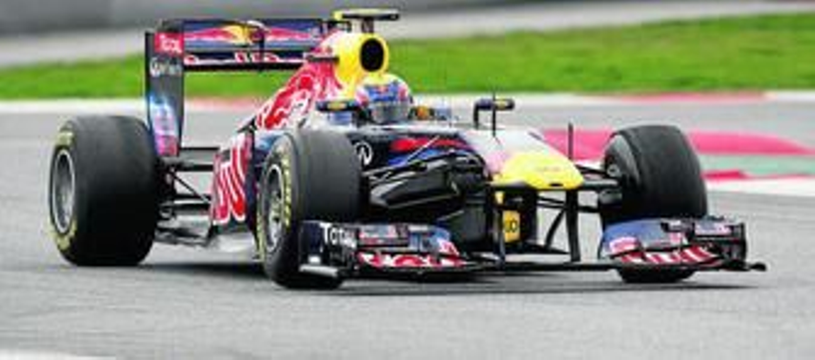 Webber conduce su Red Bull en la jornada de ayer en el circuito de Montmeló. Webber conduce su Red Bull en la jornada de ayer en el circuito de Montmeló.