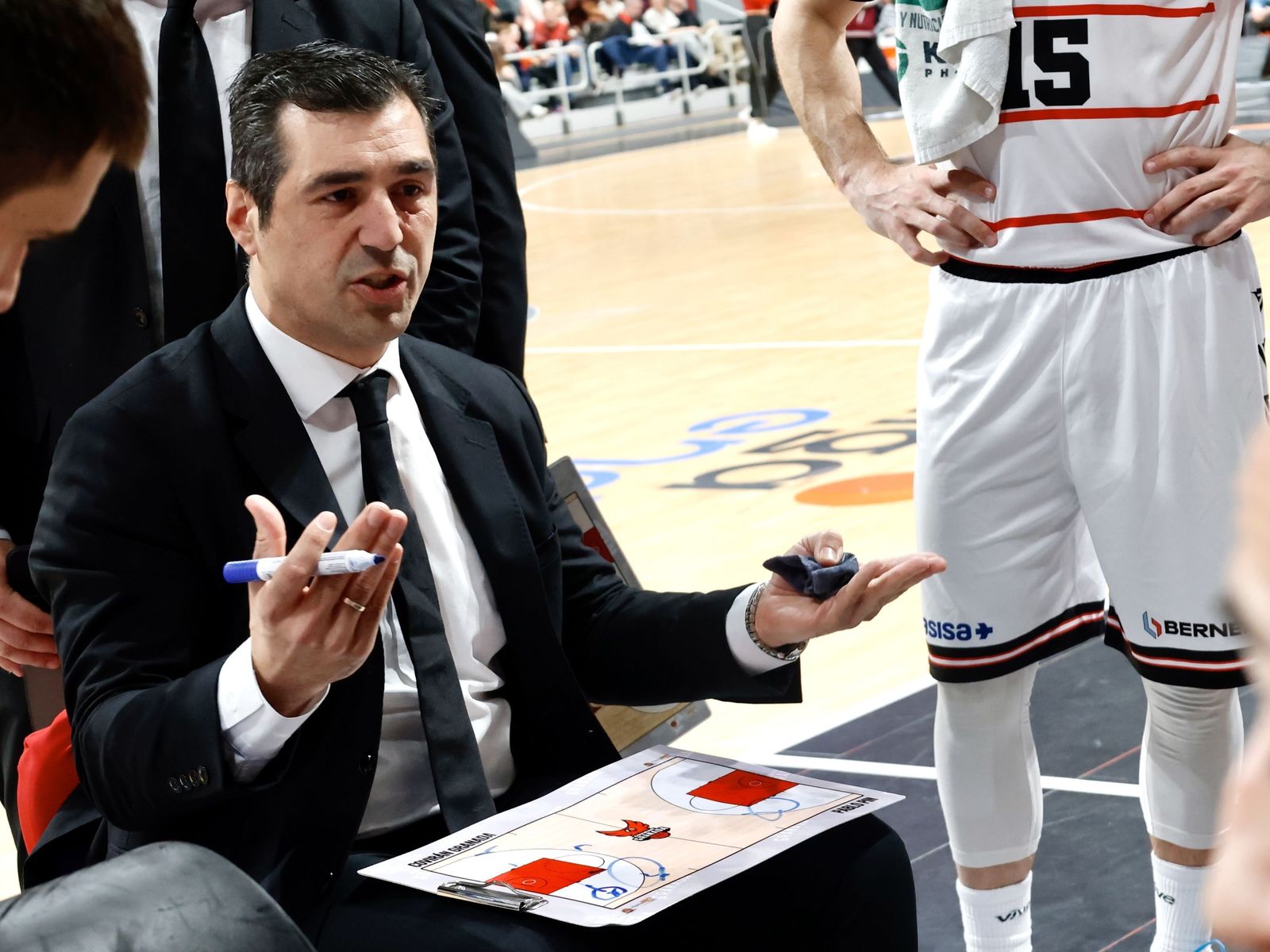 Pablo Pin da órdenes a los suyos en el partido