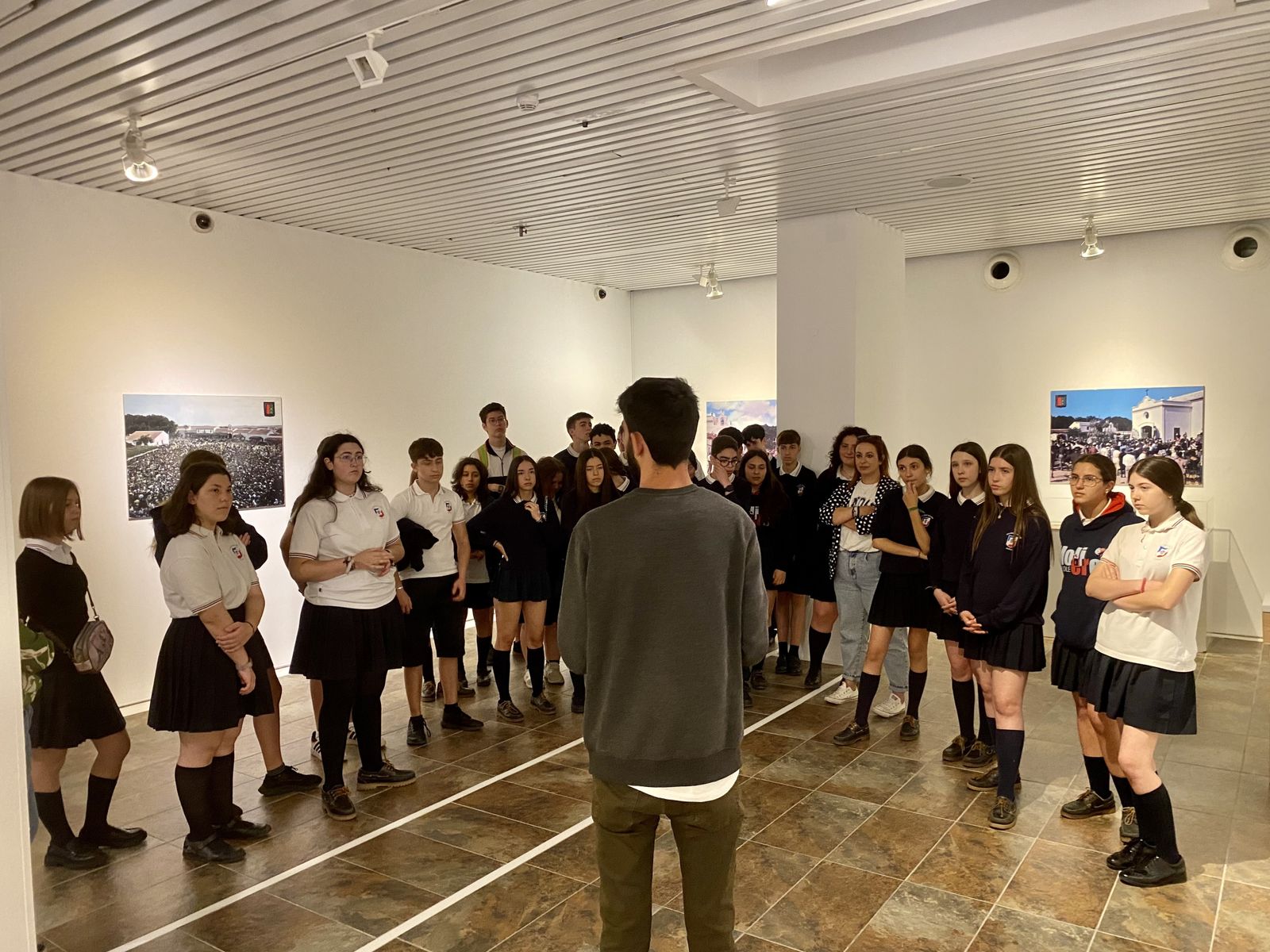 Alumnos del Colegio Molière en la exposición.