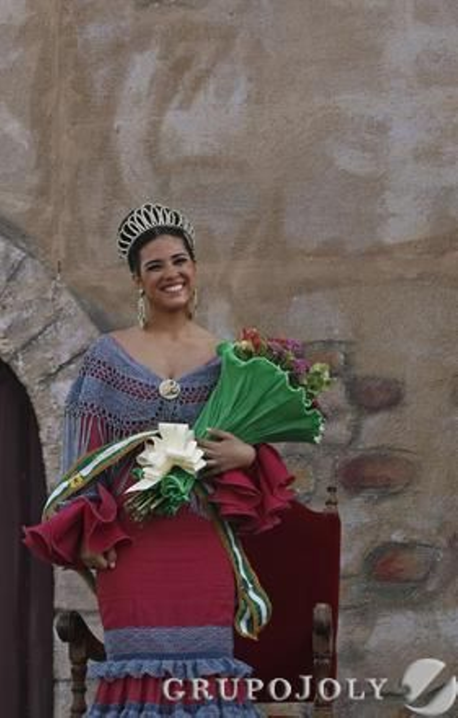 Las autoridades locales coronan a las reinas infantil y juvenil, María Jiménez y Marta Cabello

Foto: Erasmo Fenoy
