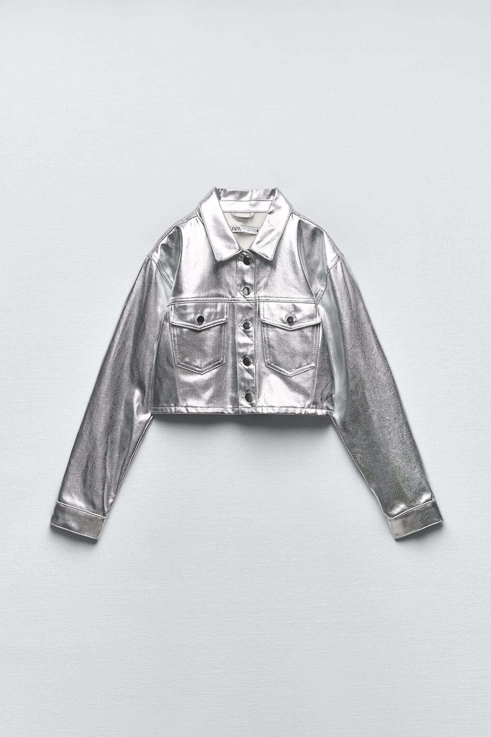 Chaqueta cropped metalizada de Zara.