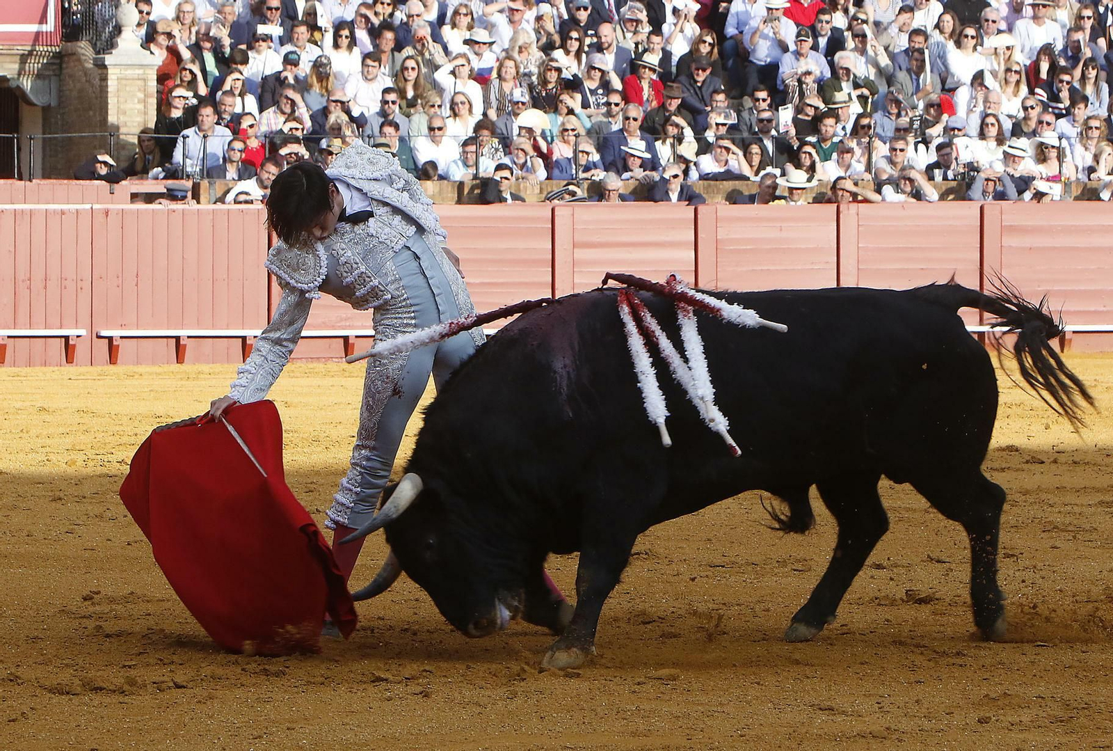 Las imágenes de la corrida de toros del Domingo de Resurrección en Sevilla