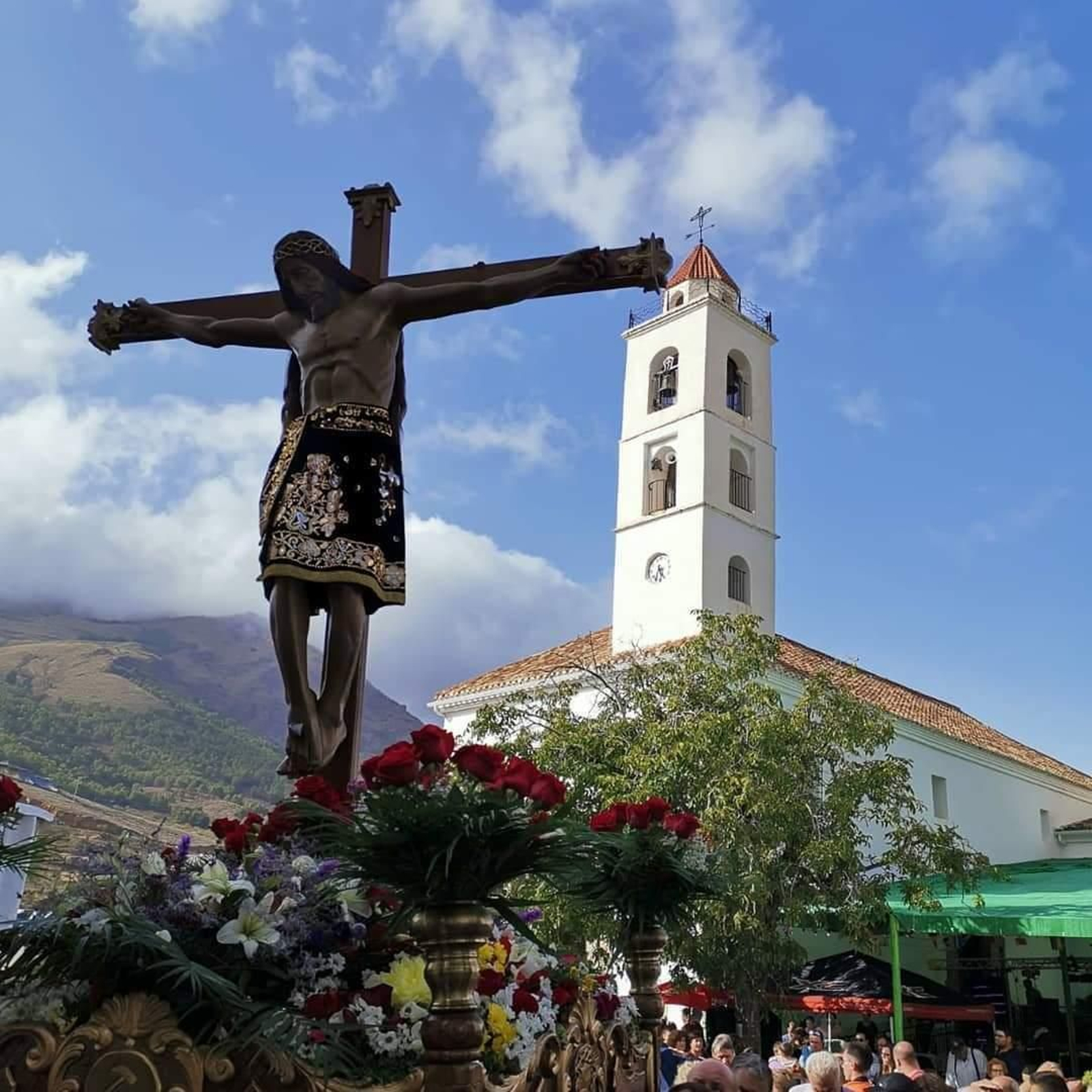 El Santo Cristo del Bosque de Bacares con la iglesia de Santa María de fondo, donde se puede venerar a la sagrada imagen y que ha sido elevada al rango de santuario.