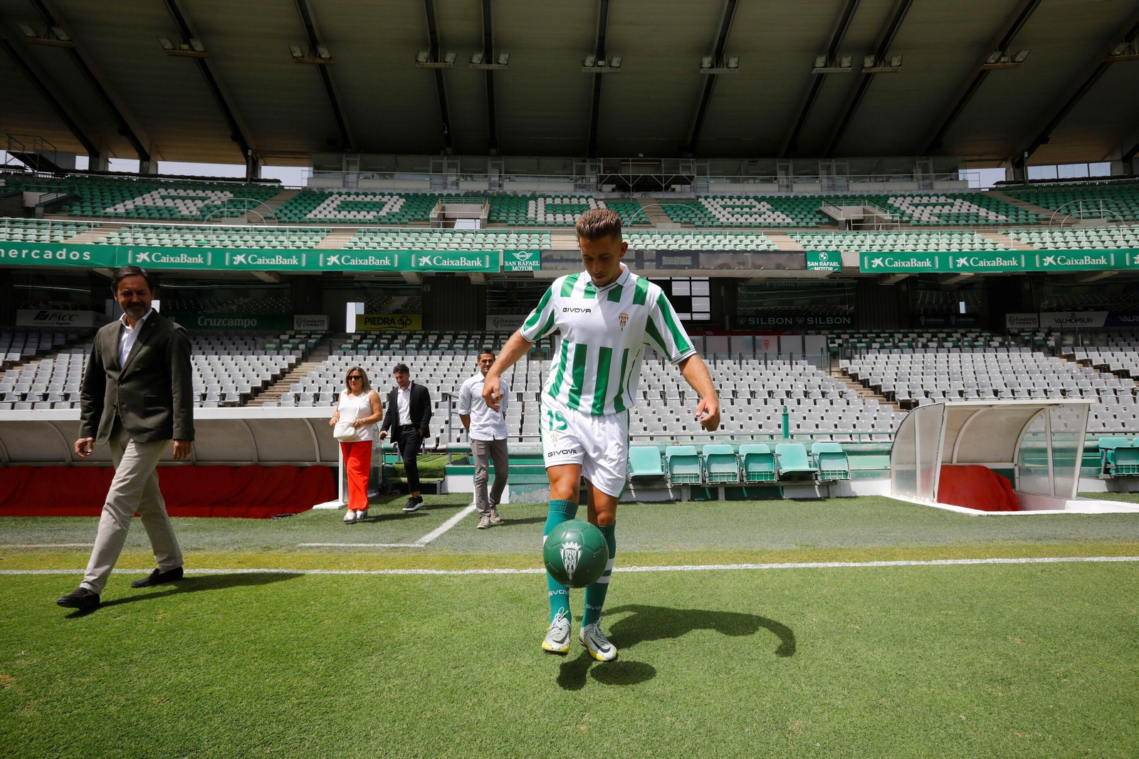 Las mejores fotos de la presentación de Isma Ruiz como jugador del Córdoba CF Las mejores fotos de la presentación de Isma Ruiz como jugador del Córdoba CF