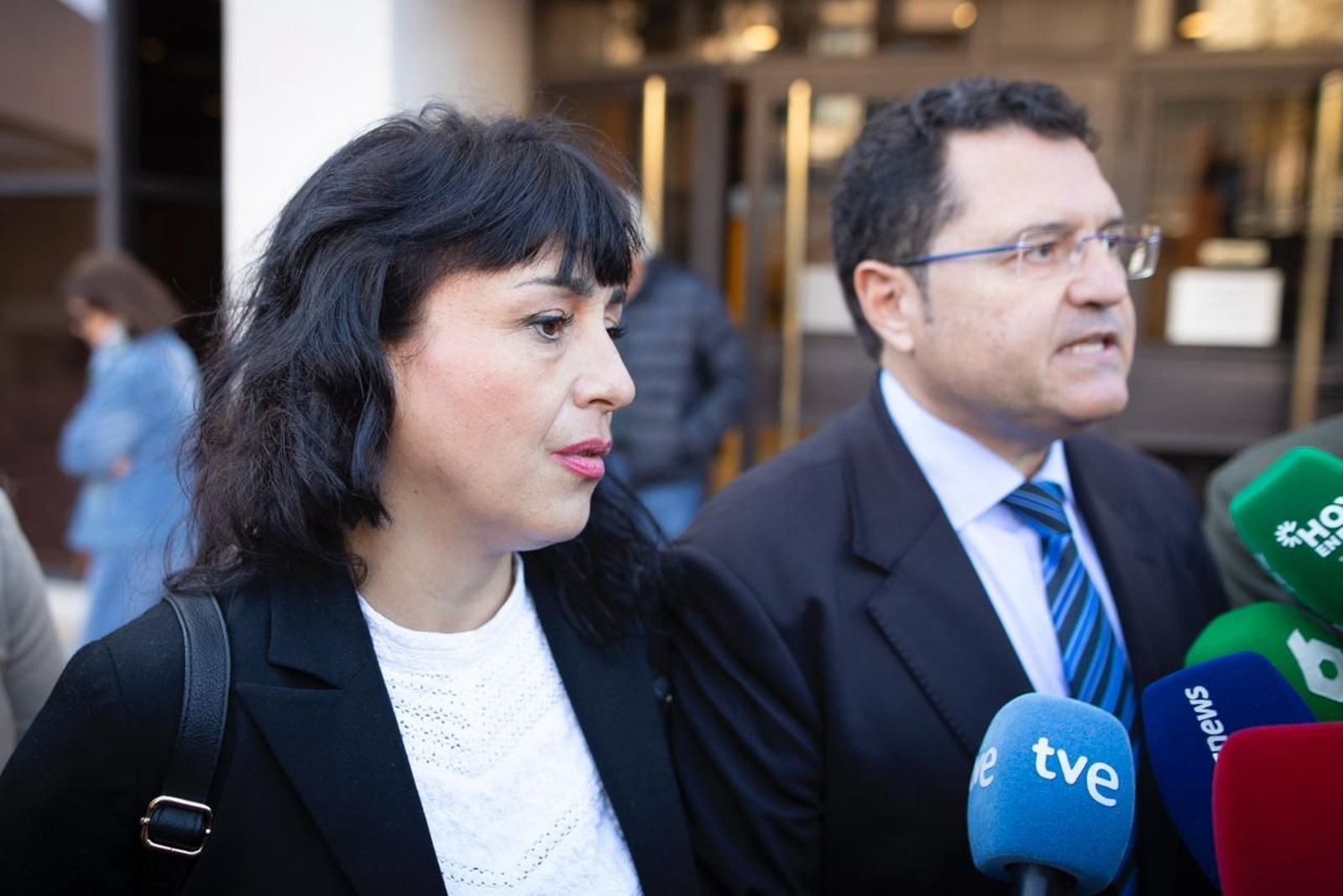 Juana Rivas junto a su abogado a la salida de la declaración celebrada este jueves