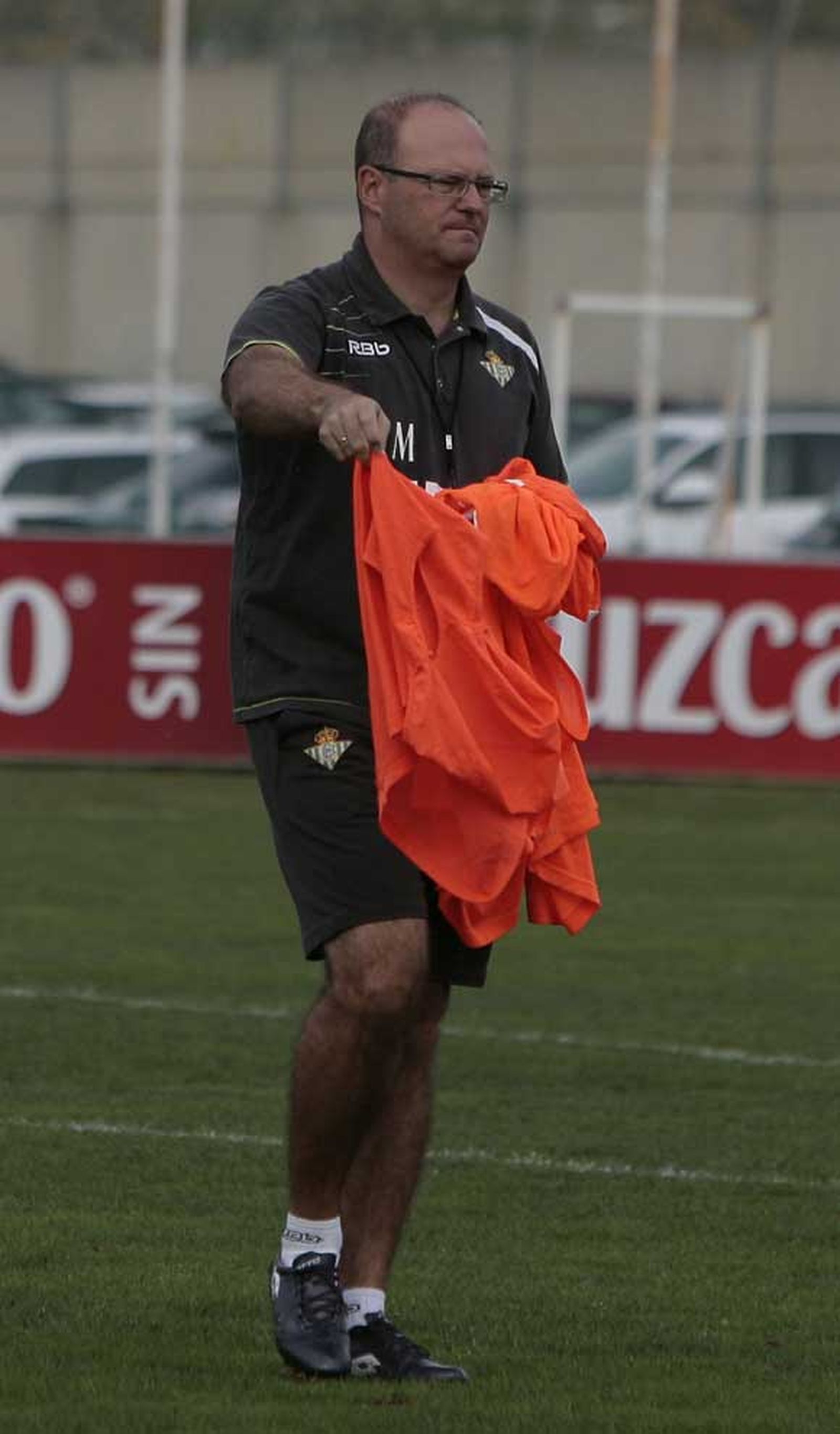 Mel maneja "diversas alternativas" para defender el liderato