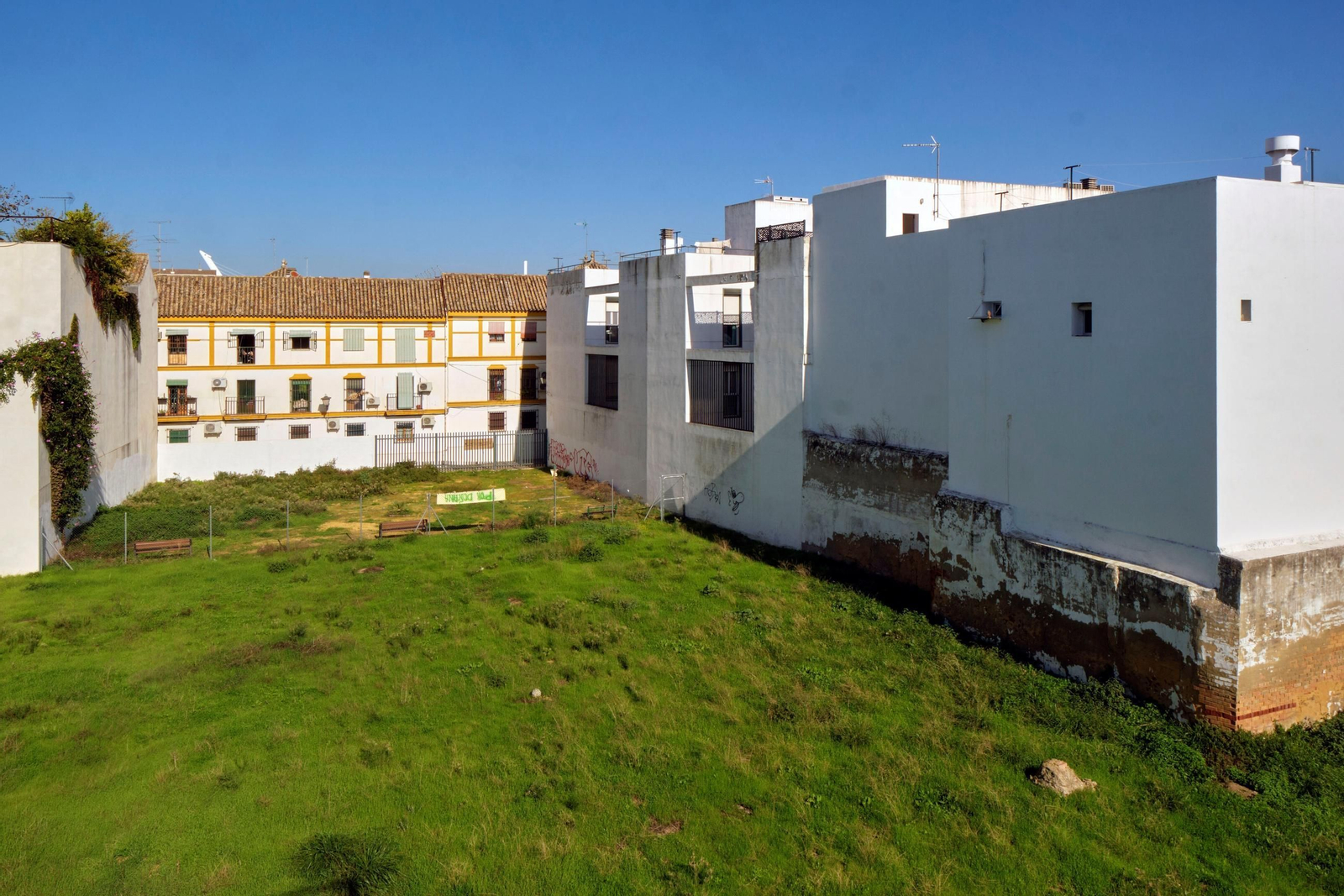 Estado actual del solar que mira a la calles Arrayán y Divina Pastora.