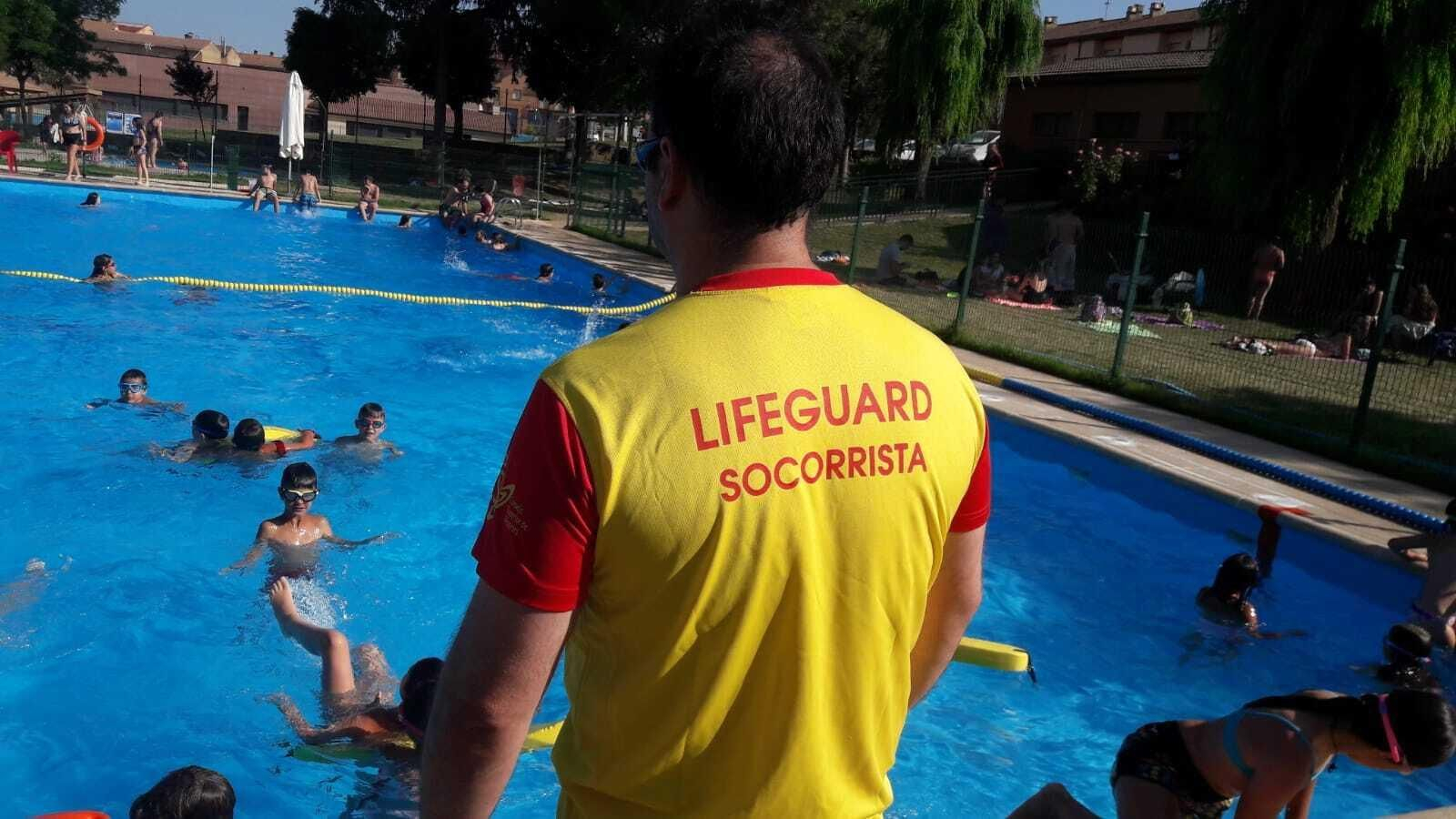 Un socorrista durante su jornada de trabajo en una piscina.