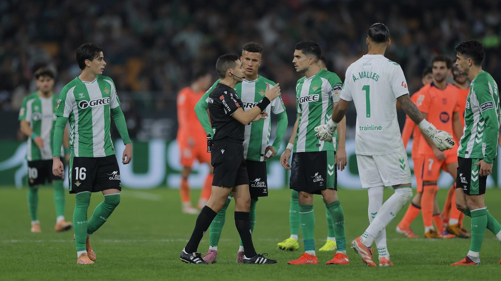 Bartra recibe explicaciones de Hernández Maeso sobre su supuesto penalti, pero no las entiende.