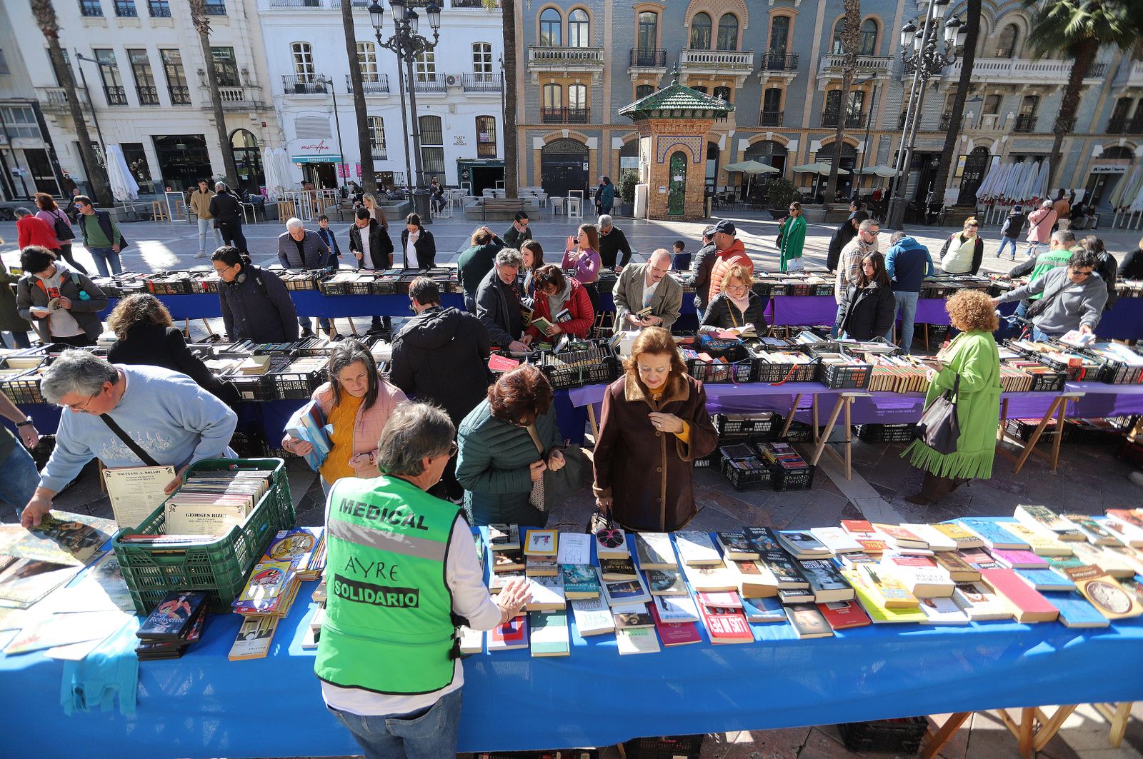 Imágenes del mercadillo de Ayre Solidario en la Plaza de las Monjas