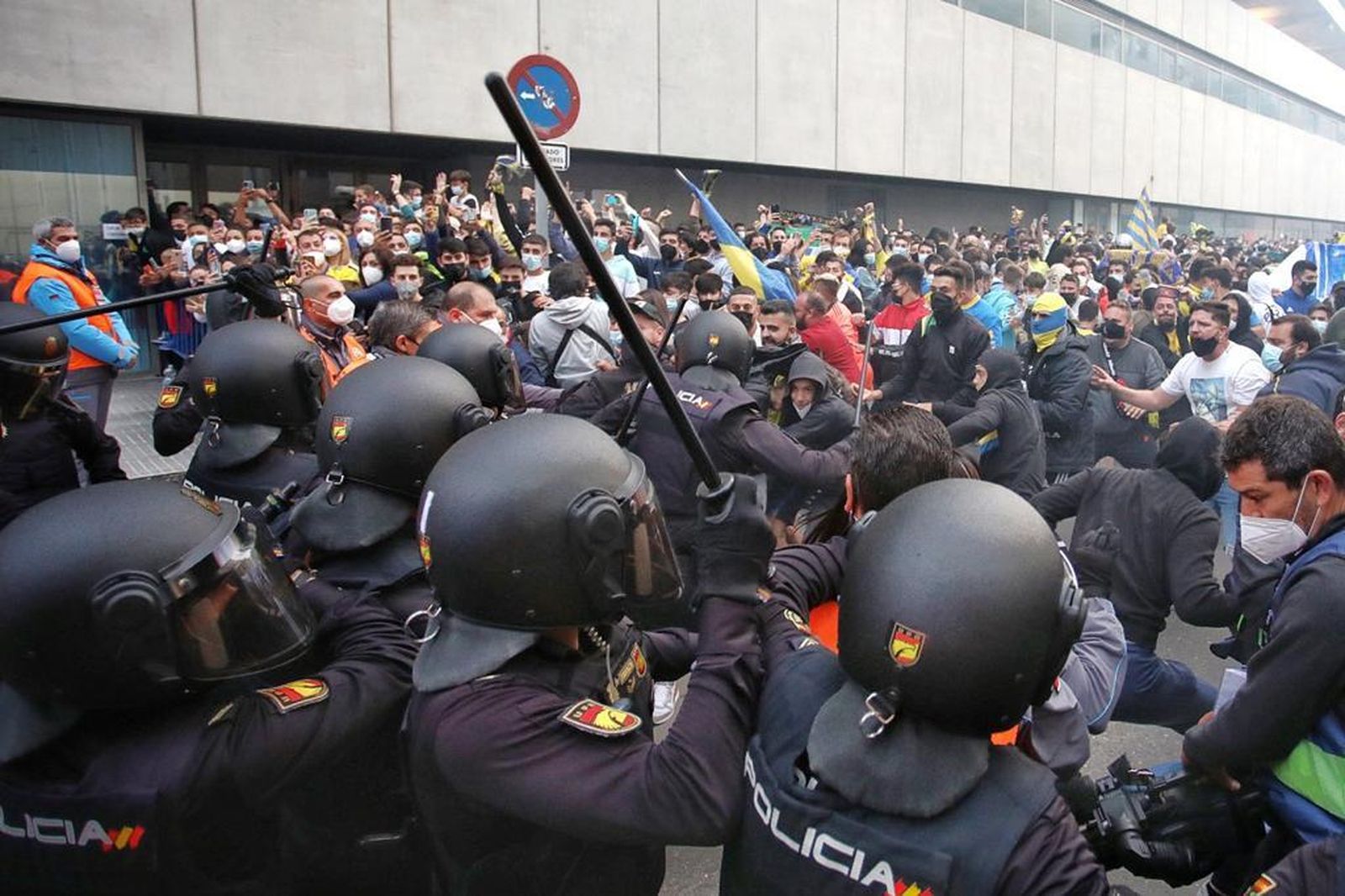 En imágenes, el espectacular recibimiento al autobús del Cádiz en la previa del partido frente al Real Madrid
