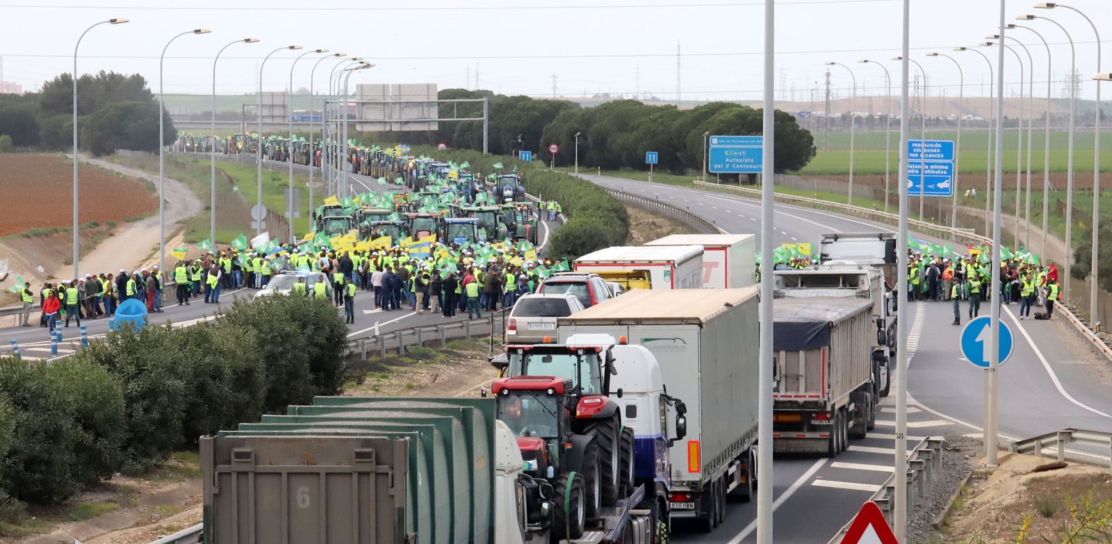 Corte de la A-49 a la altura de San Juan del Puerto en ambos sentidos.