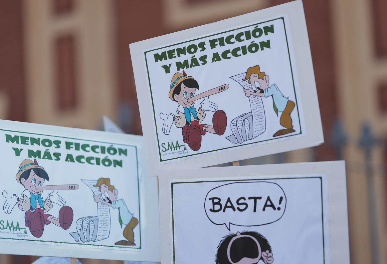 Algunas de las pintorescas pancartas que pudieron verse el pasado jueves ante San Telmo en la protesta del SMA.