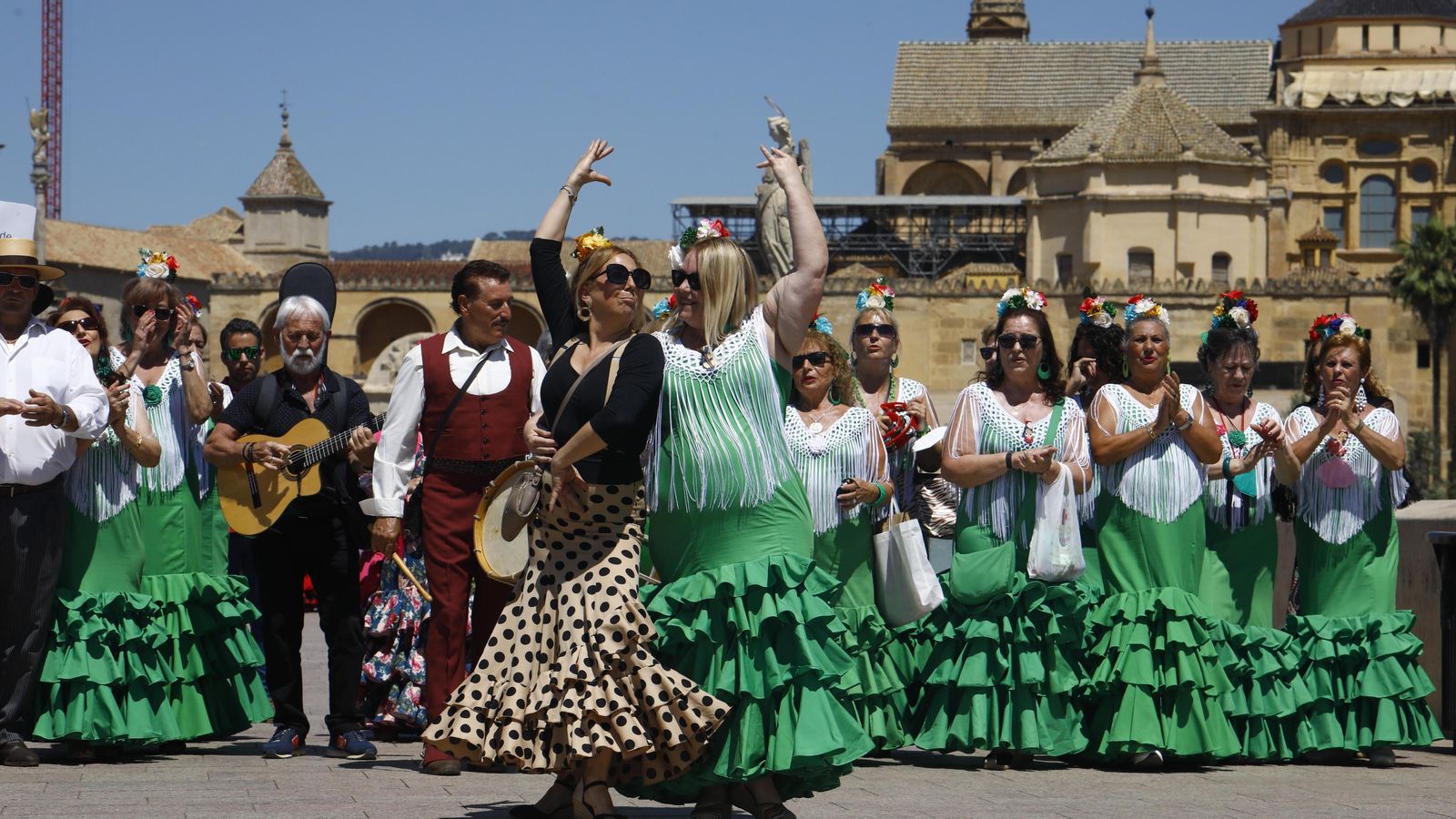 Sevillanas en el recorrido de los coros rocieros a El Arenal.