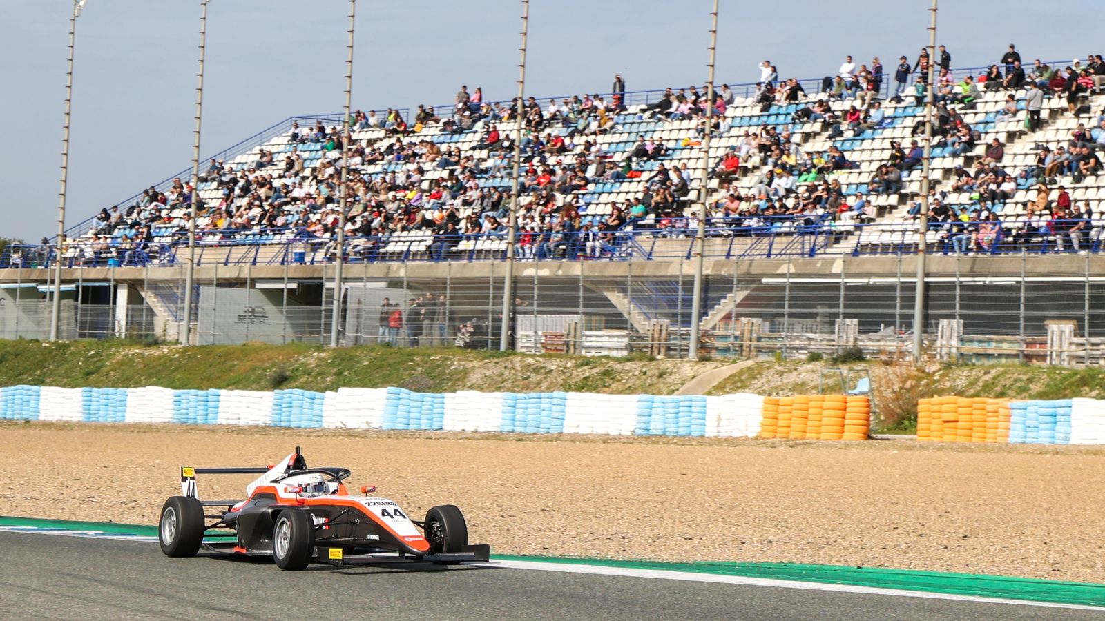 Un bolido de F4 pasa junto a la Tribuna X1 del Circuito, donde se congregó mucho público.